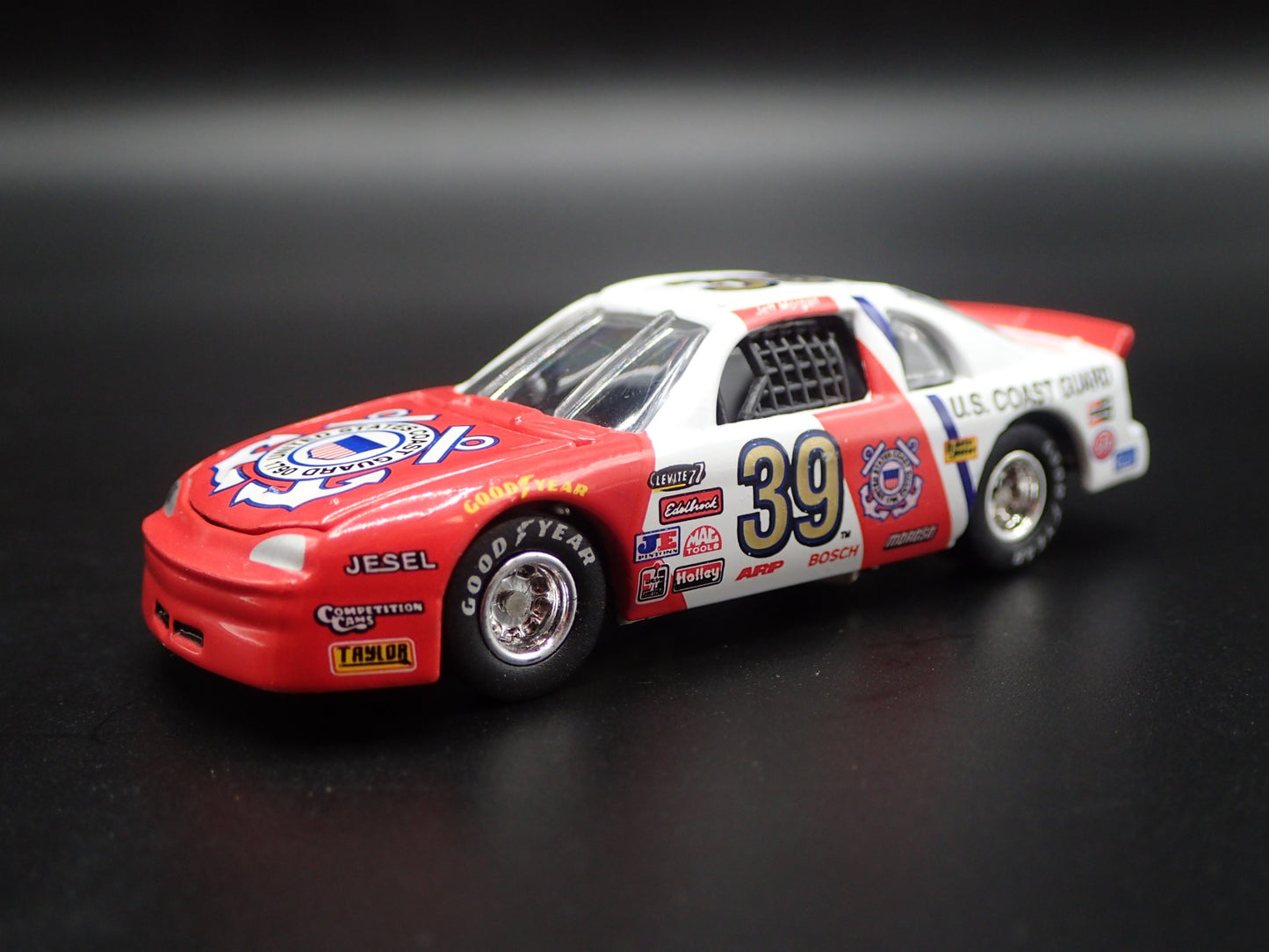 NASCAR RACING US COAST GUARD 39 1:64 SCALE COLELCTIBLE DIORAMA DIECAST MODEL CAR