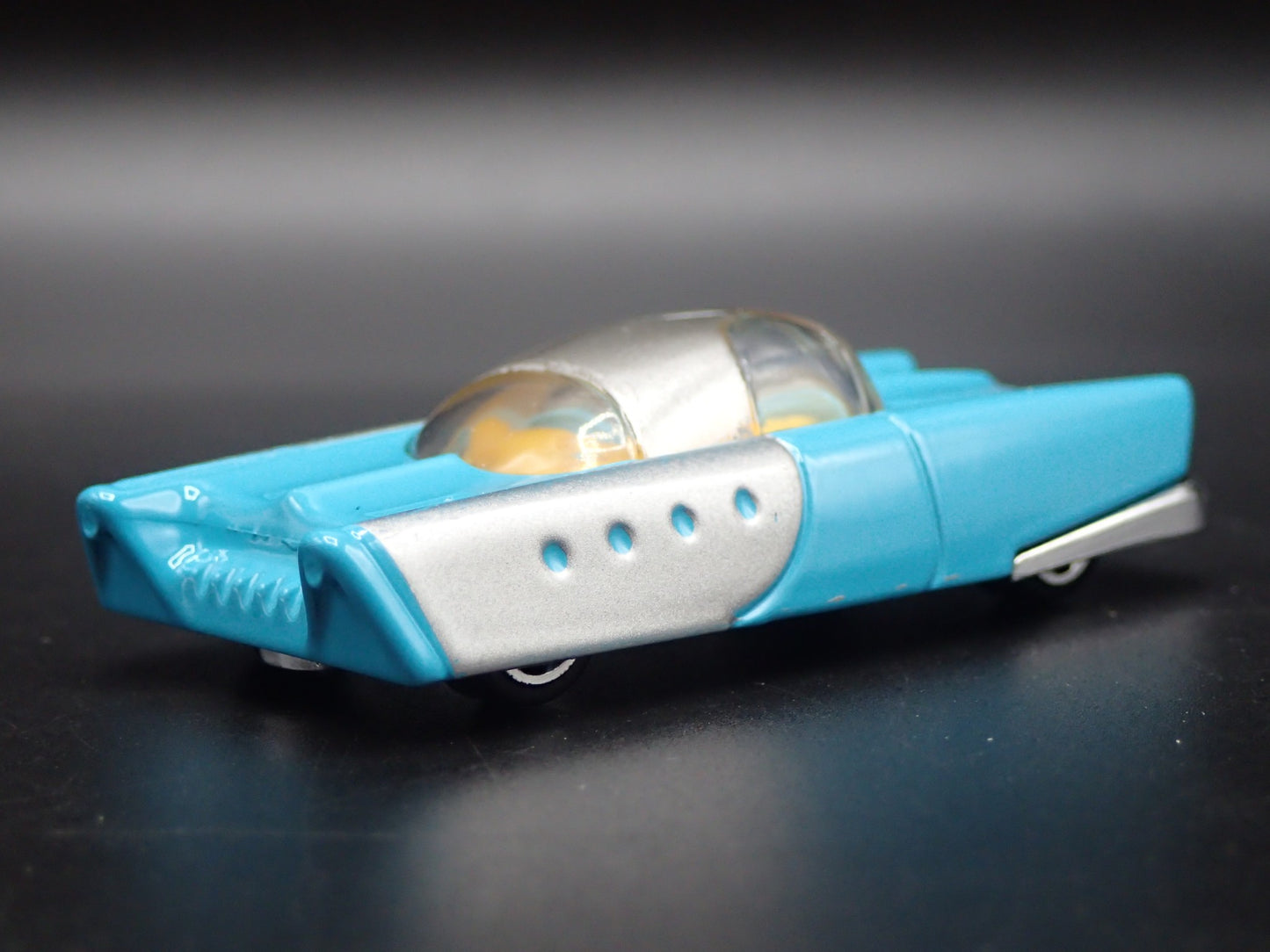 MATTEL DREAM MOBILE RETRO 60'S FUTURE CAR  1:64 SCALE DIORAMA DIECAST MODEL CAR