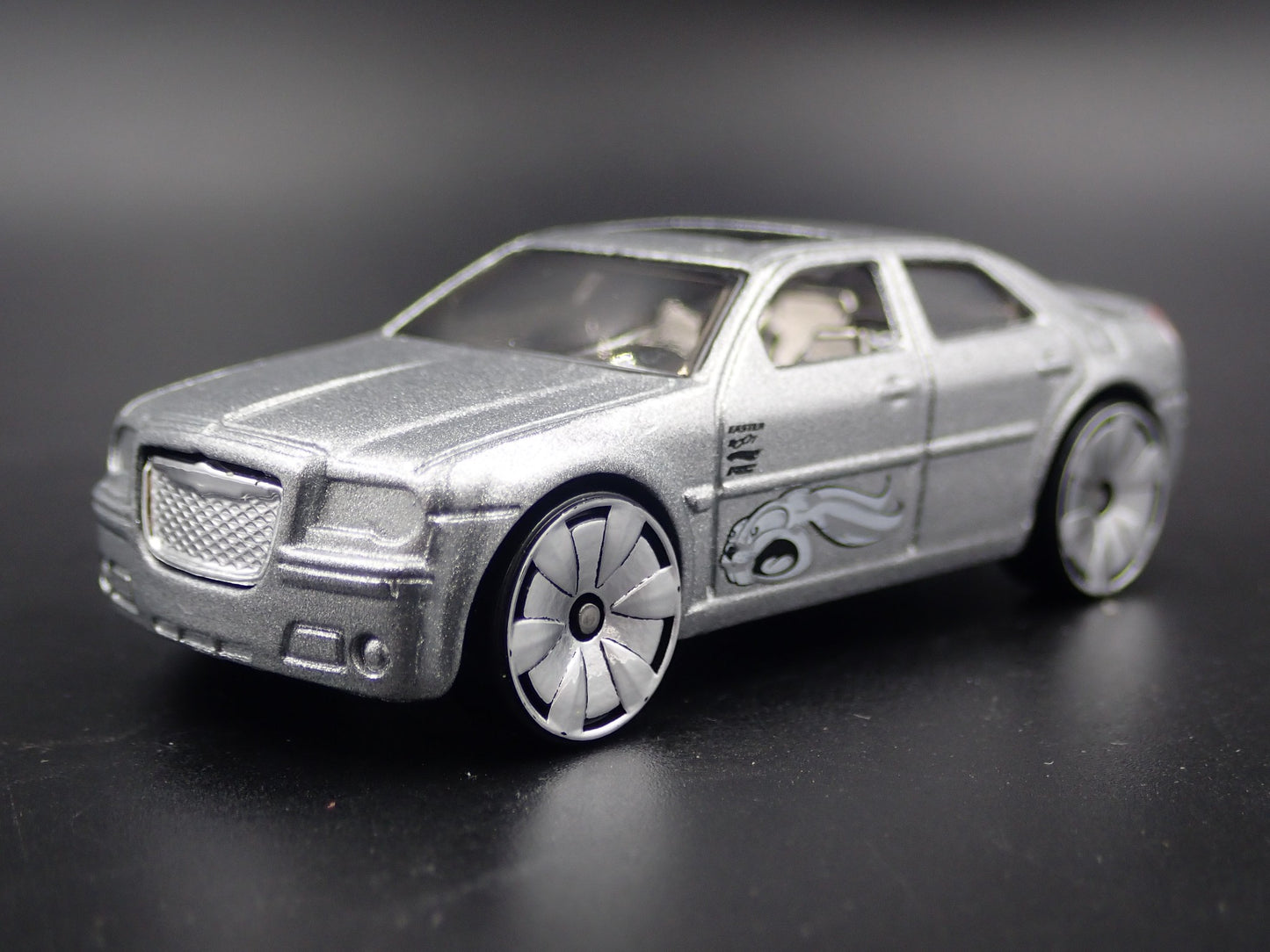 2005 - 2010 CHRYSLER 300C HEMI 1:64 SCALE COLLECTIBLE DIORAMA DIECAST MODEL CAR