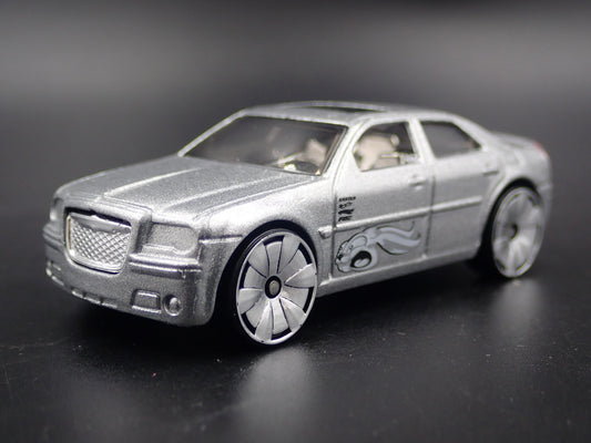 2005 - 2010 CHRYSLER 300C HEMI 1:64 SCALE COLLECTIBLE DIORAMA DIECAST MODEL CAR