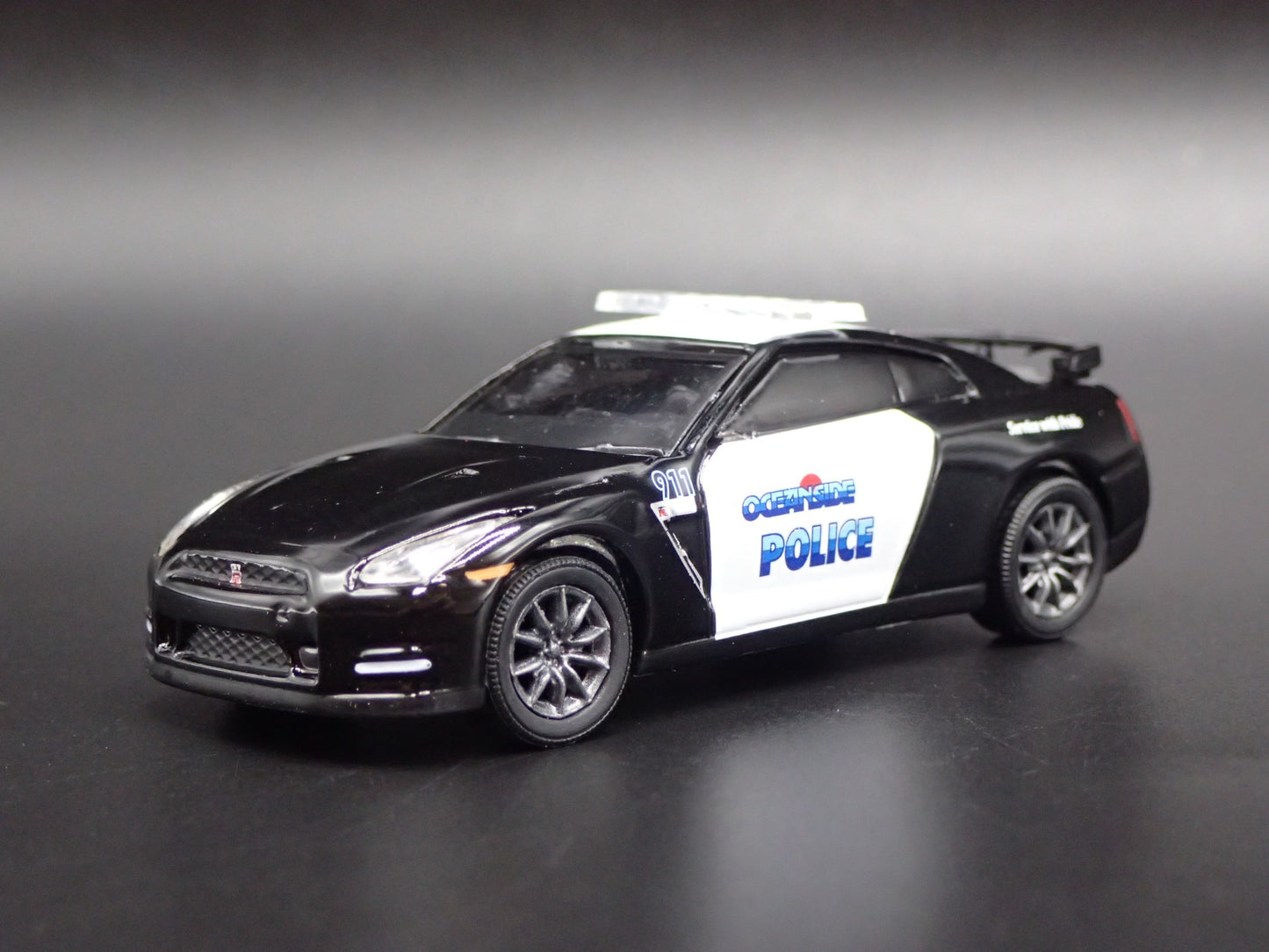 NISSAN SKYLINE GTR R35 OCEANSIDE, CA POLICE 1:64 SCALE DIORAMA DIECAST MODEL CAR
