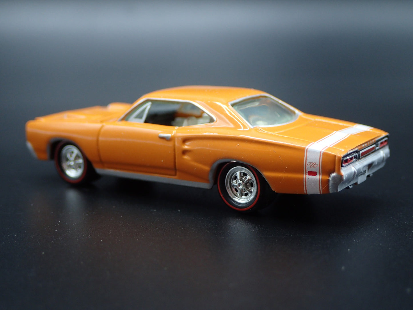 1969 69 DODGE CORONET SUPER BEE 1:64 SCALE COLLECTIBLE DIORAMA DIECAST MODEL CAR