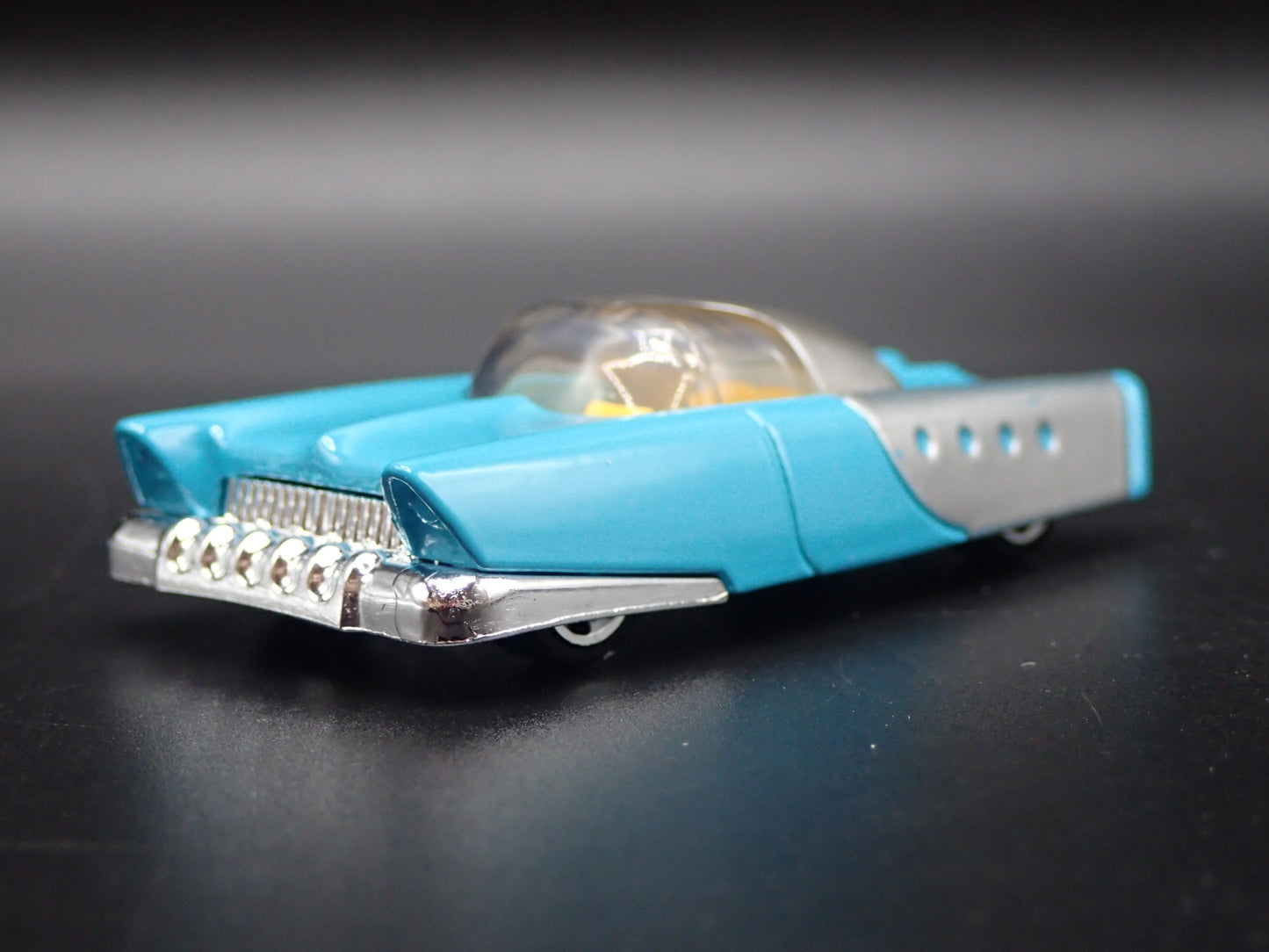 MATTEL DREAM MOBILE RETRO 60'S FUTURE CAR  1:64 SCALE DIORAMA DIECAST MODEL CAR