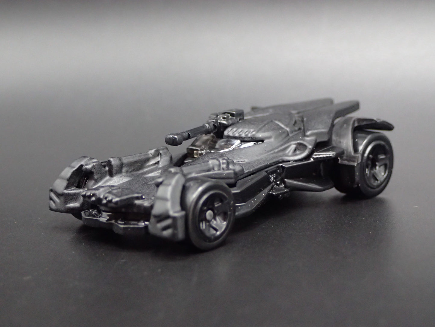 BATMAN JUSTICE LEAGUE BATMOBILE 1:64 SCALE COLLECTIBLE DIORAMA DIECAST MODEL CAR