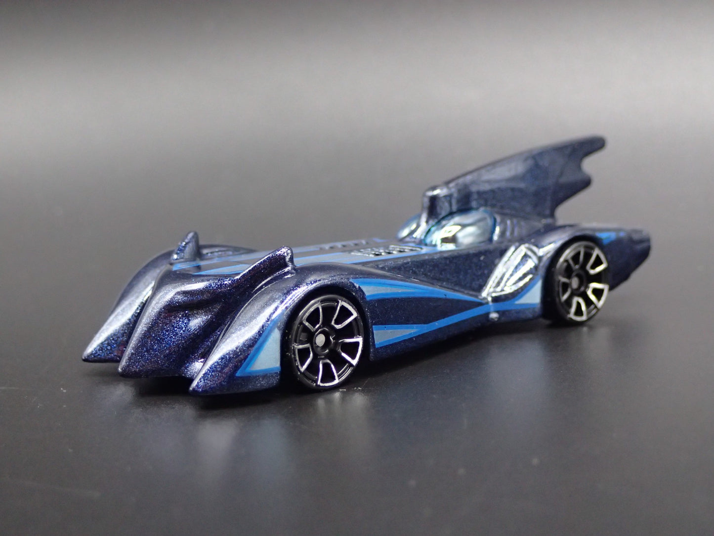 BATMAN THE BRAVE AND THE BOLD BATMOBILE 1:64 SCALE DIORAMA DIECAST MODEL CAR