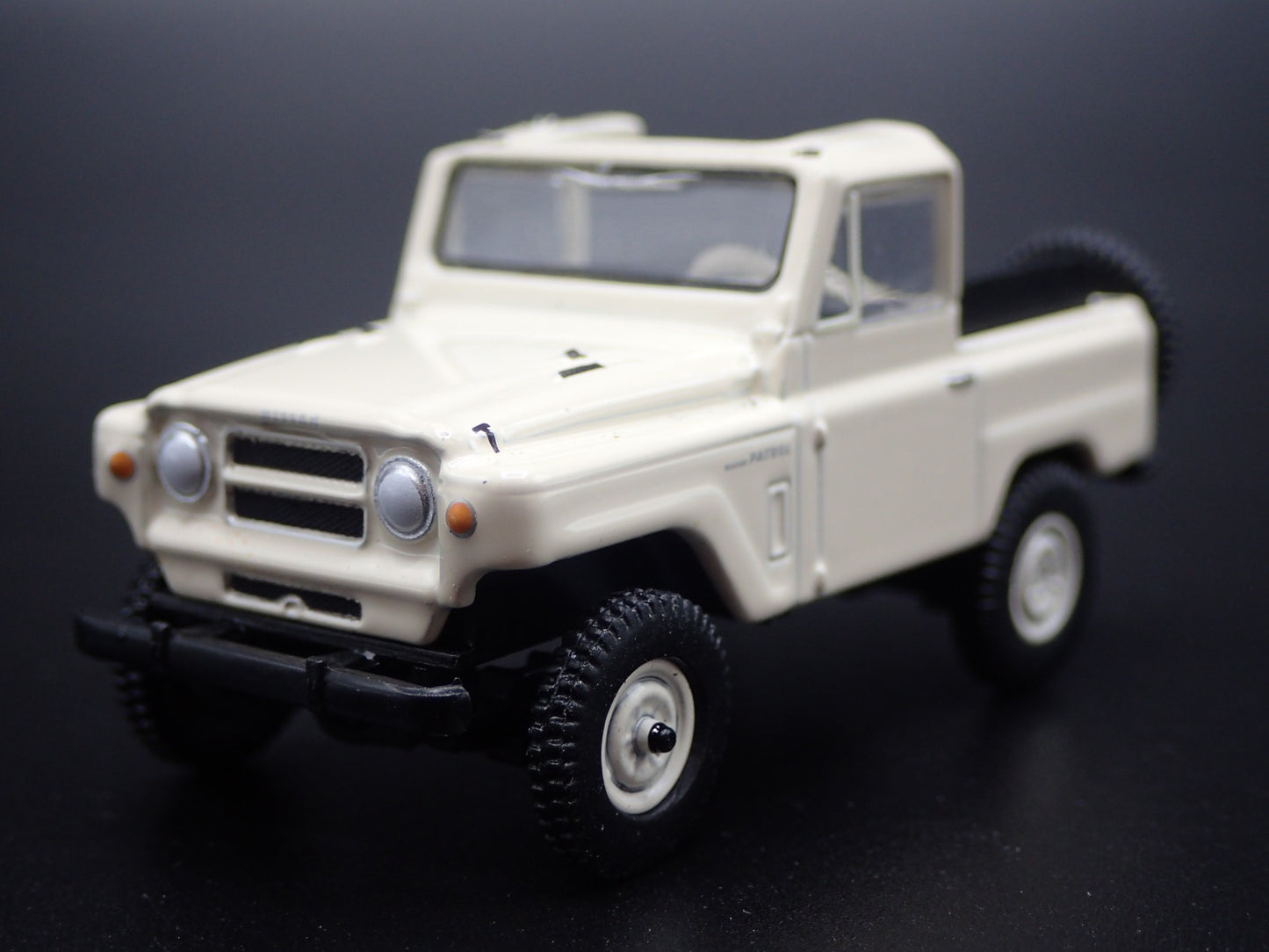 1960-1980 NISSAN PATROL SUV TRUCK TAN 1:64 SCALE COLLECTIBLE DIECAST MODEL CAR