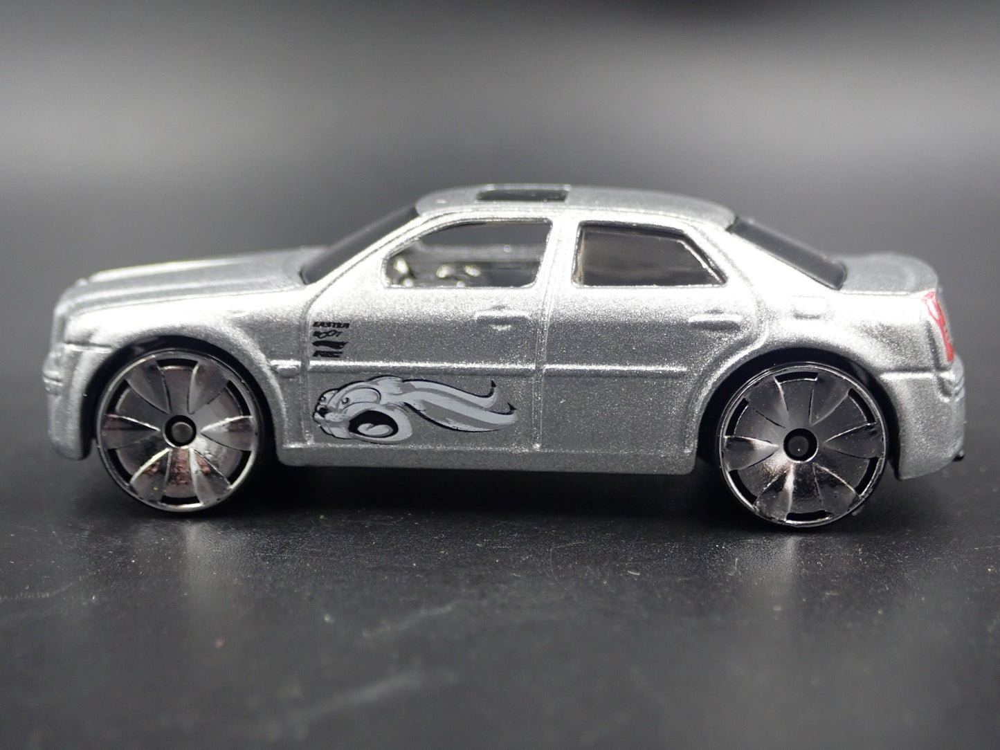 2005 - 2010 CHRYSLER 300C HEMI 1:64 SCALE COLLECTIBLE DIORAMA DIECAST MODEL CAR