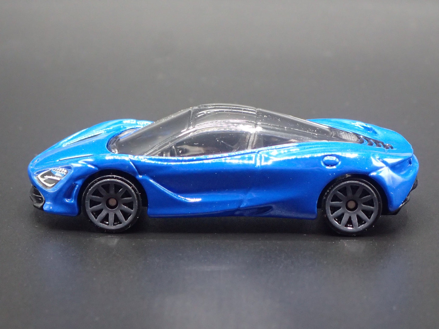 2017-2023 MCLAREN 720S SUPER CAR BLUE RARE 1:64 SCALE DIORAMA DIECAST MODEL CAR