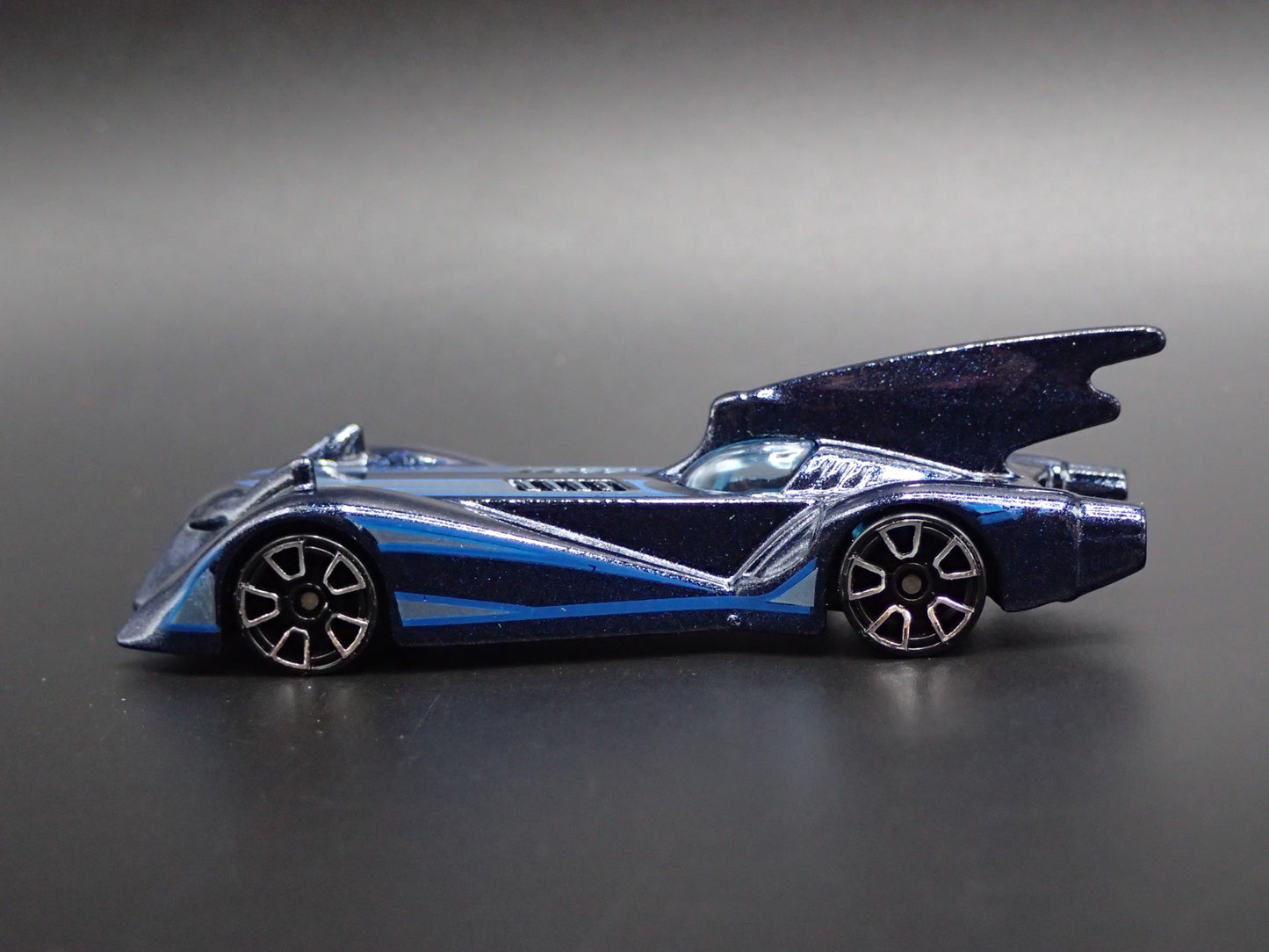 BATMAN THE BRAVE AND THE BOLD BATMOBILE 1:64 SCALE DIORAMA DIECAST MODEL CAR