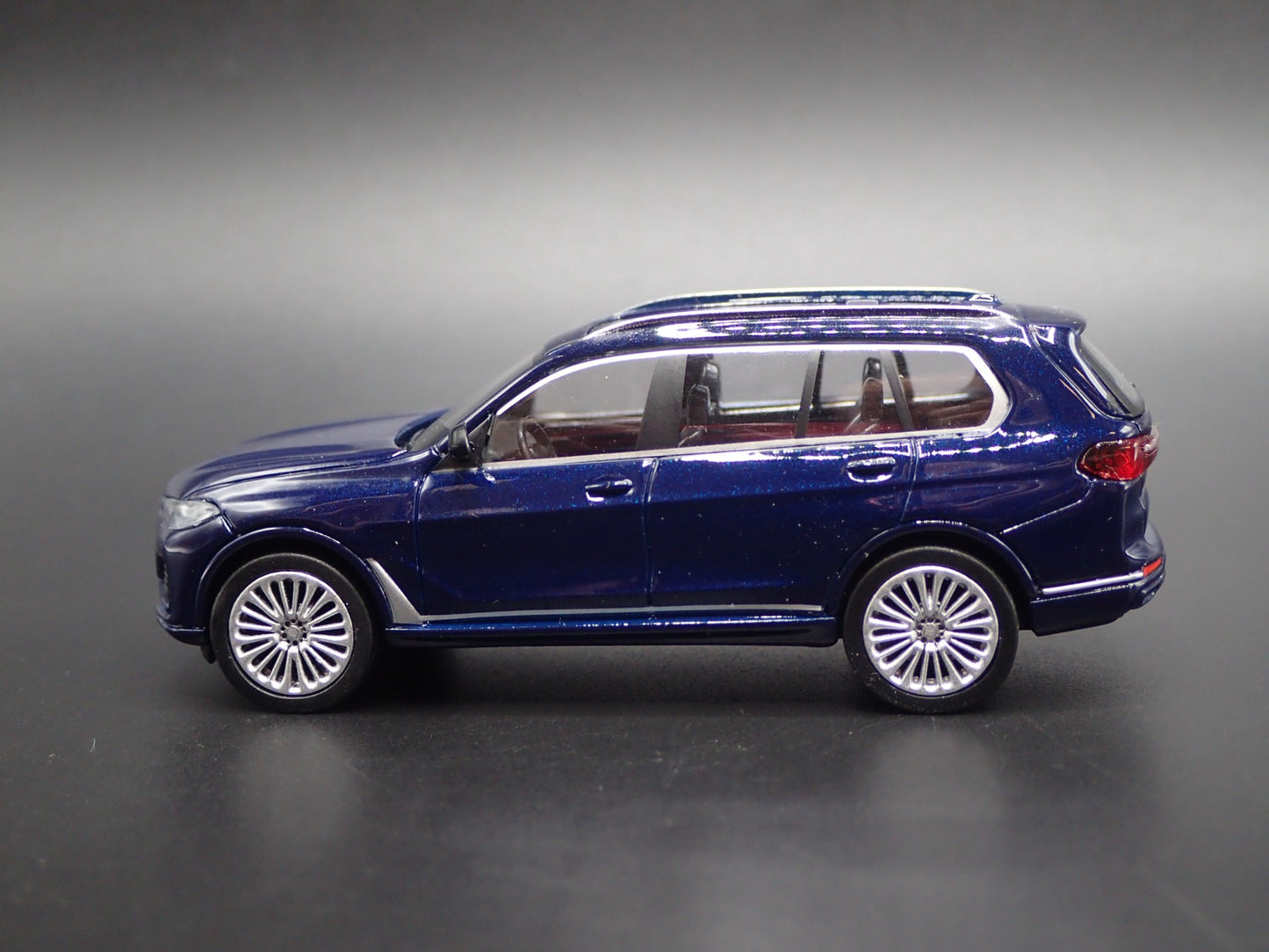 2019-2025 BMW X7 LUXURY SUV 1:64 SCALE COLLECTIBLE DIORAMA DIECAST MODEL CAR