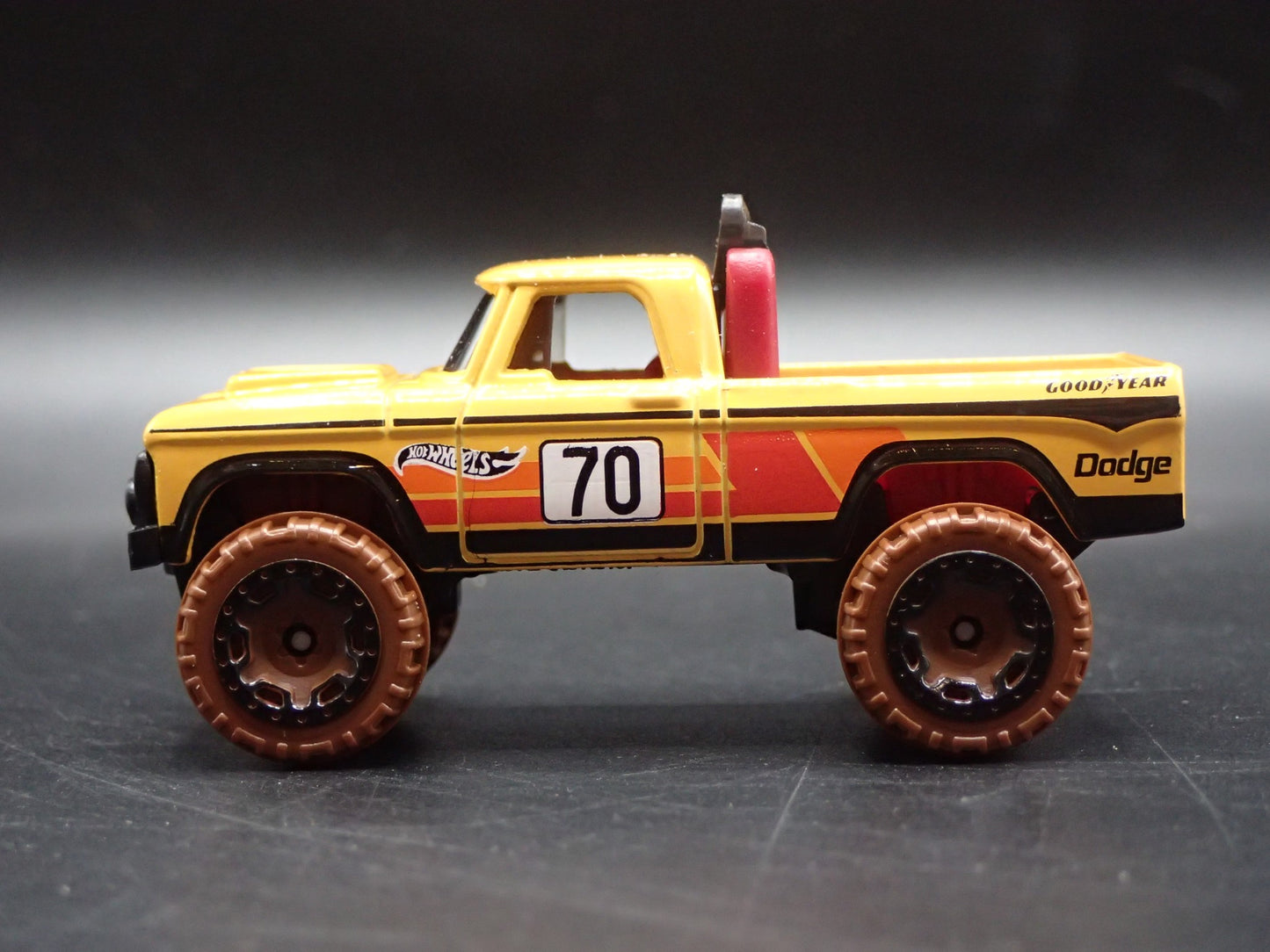 1970 70 DODGE POWER WAGON PICKUP TRUCK RARE 1:64 SCALE DIORAMA DIECAST MODEL CAR