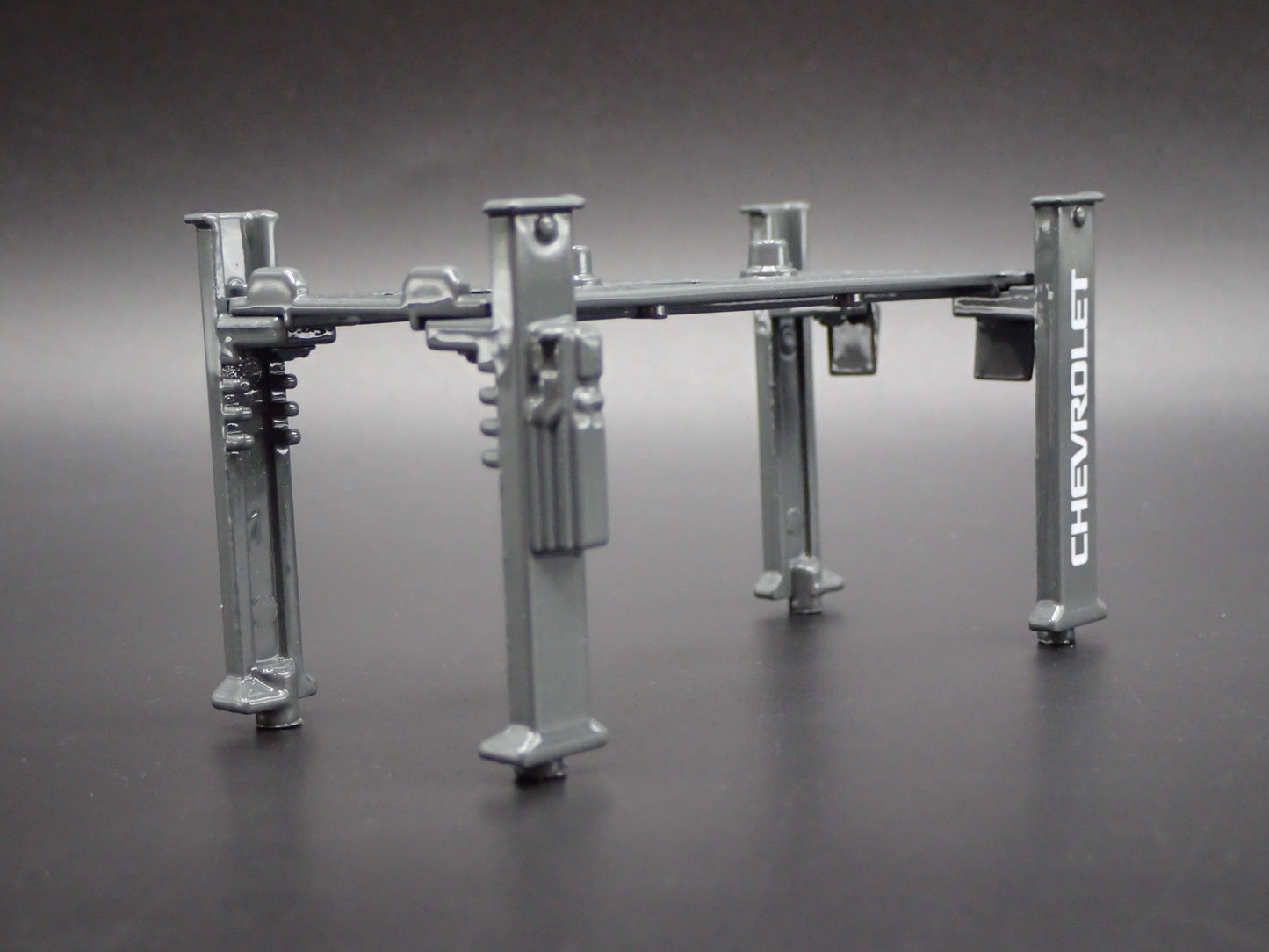 CHEVY 1:64 SCALE AUTO SHOP MECHANIC GARAGE 4 POST CAR LIFT DIORAMA MODEL DIECAST