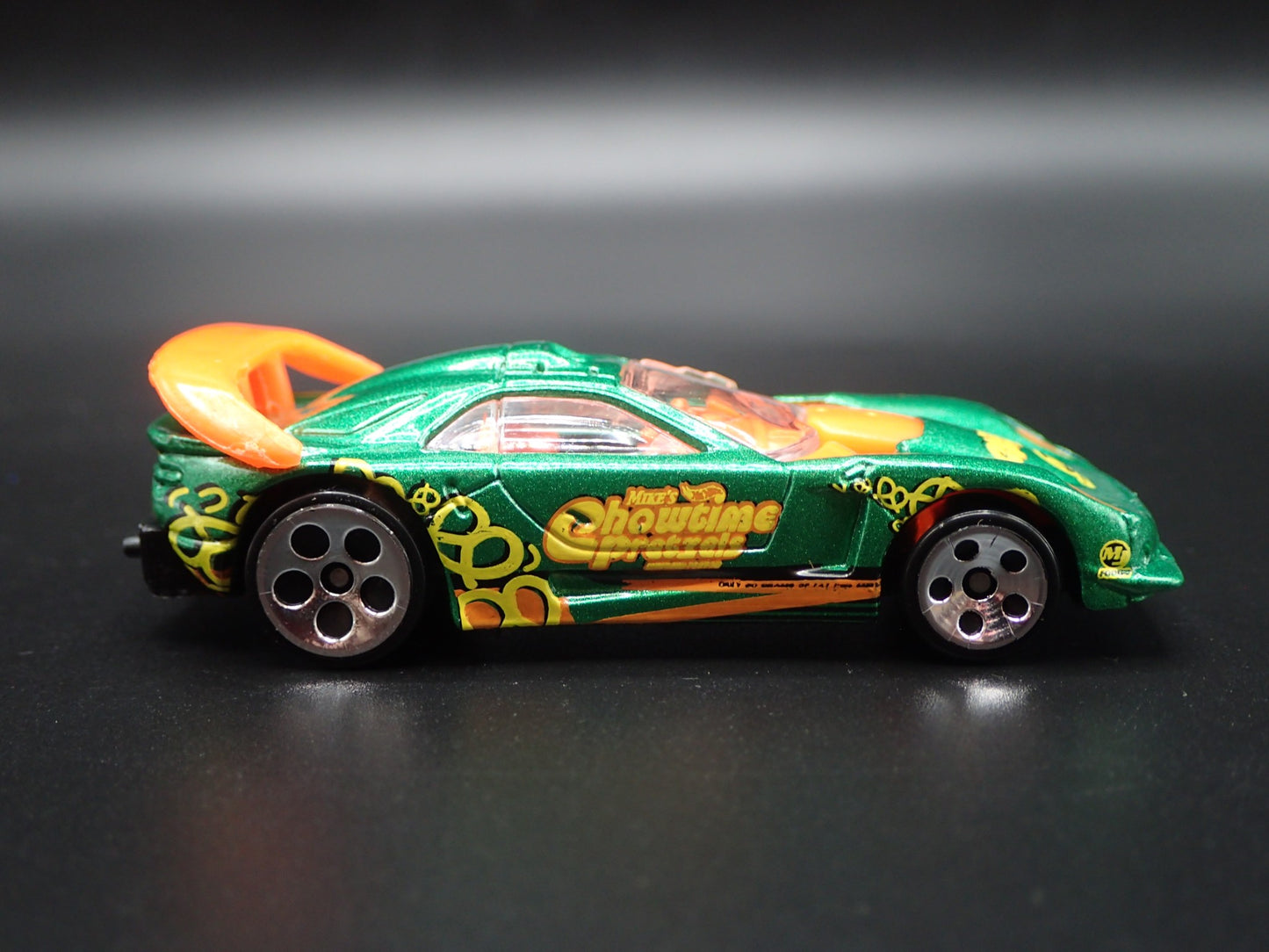 CALLAWAY C7 CHEVY CHEVROLET CORVETTE GREEN 1:64 SCALE DIORAMA DIECAST MODEL CAR