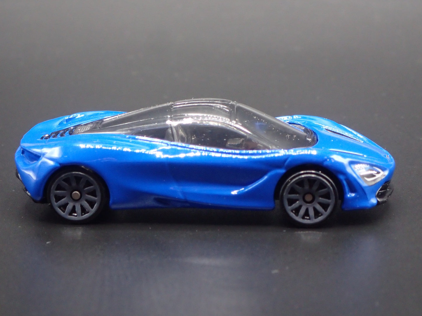 2017-2023 MCLAREN 720S SUPER CAR BLUE RARE 1:64 SCALE DIORAMA DIECAST MODEL CAR