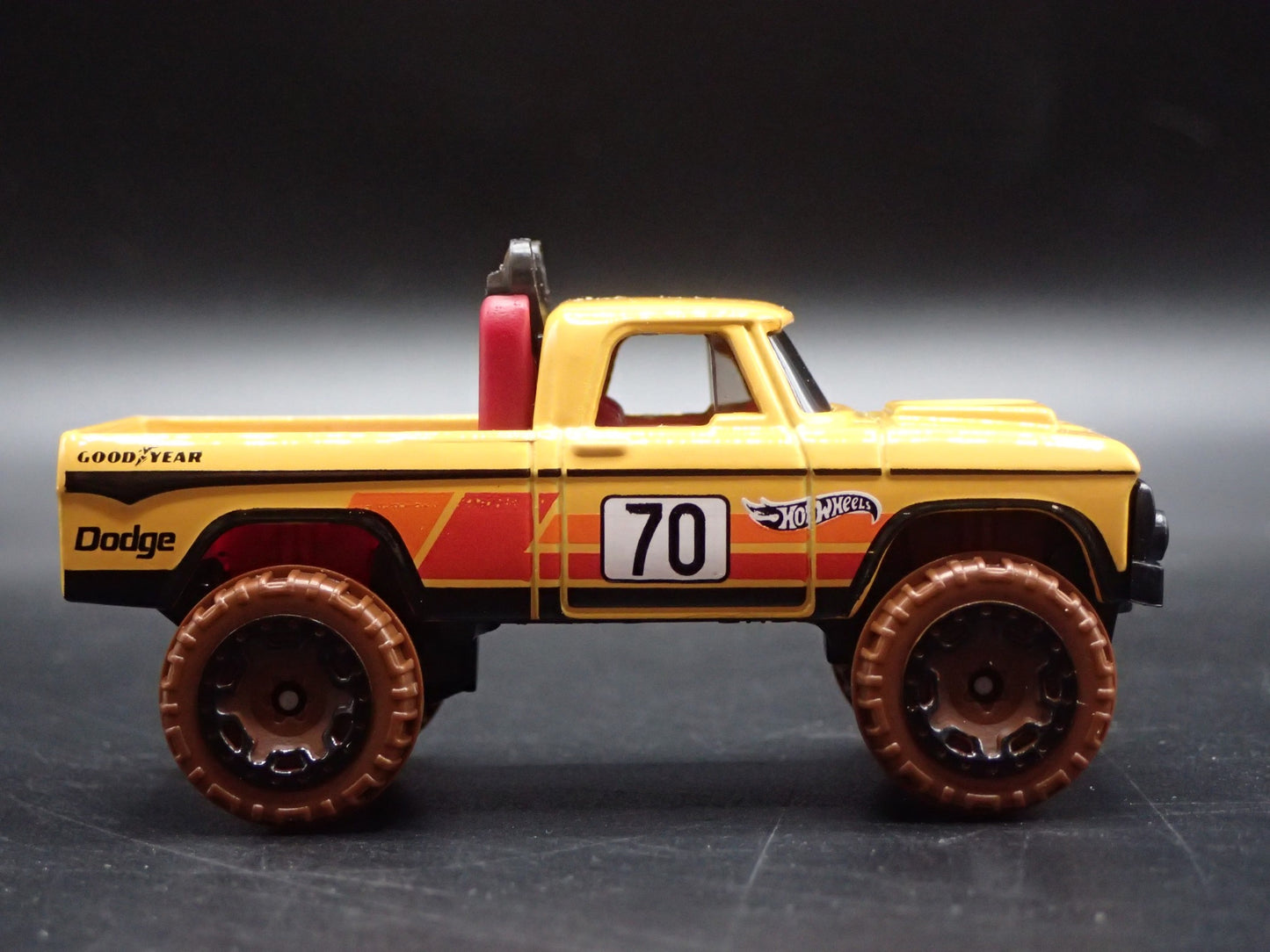 1970 70 DODGE POWER WAGON PICKUP TRUCK RARE 1:64 SCALE DIORAMA DIECAST MODEL CAR