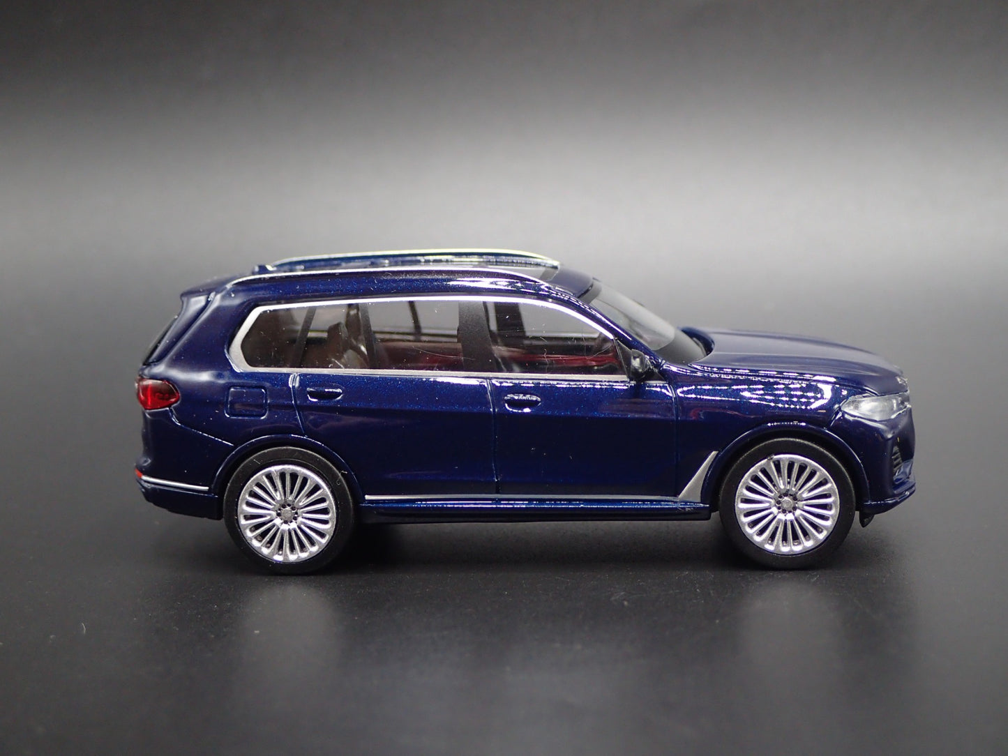 2019-2025 BMW X7 LUXURY SUV 1:64 SCALE COLLECTIBLE DIORAMA DIECAST MODEL CAR