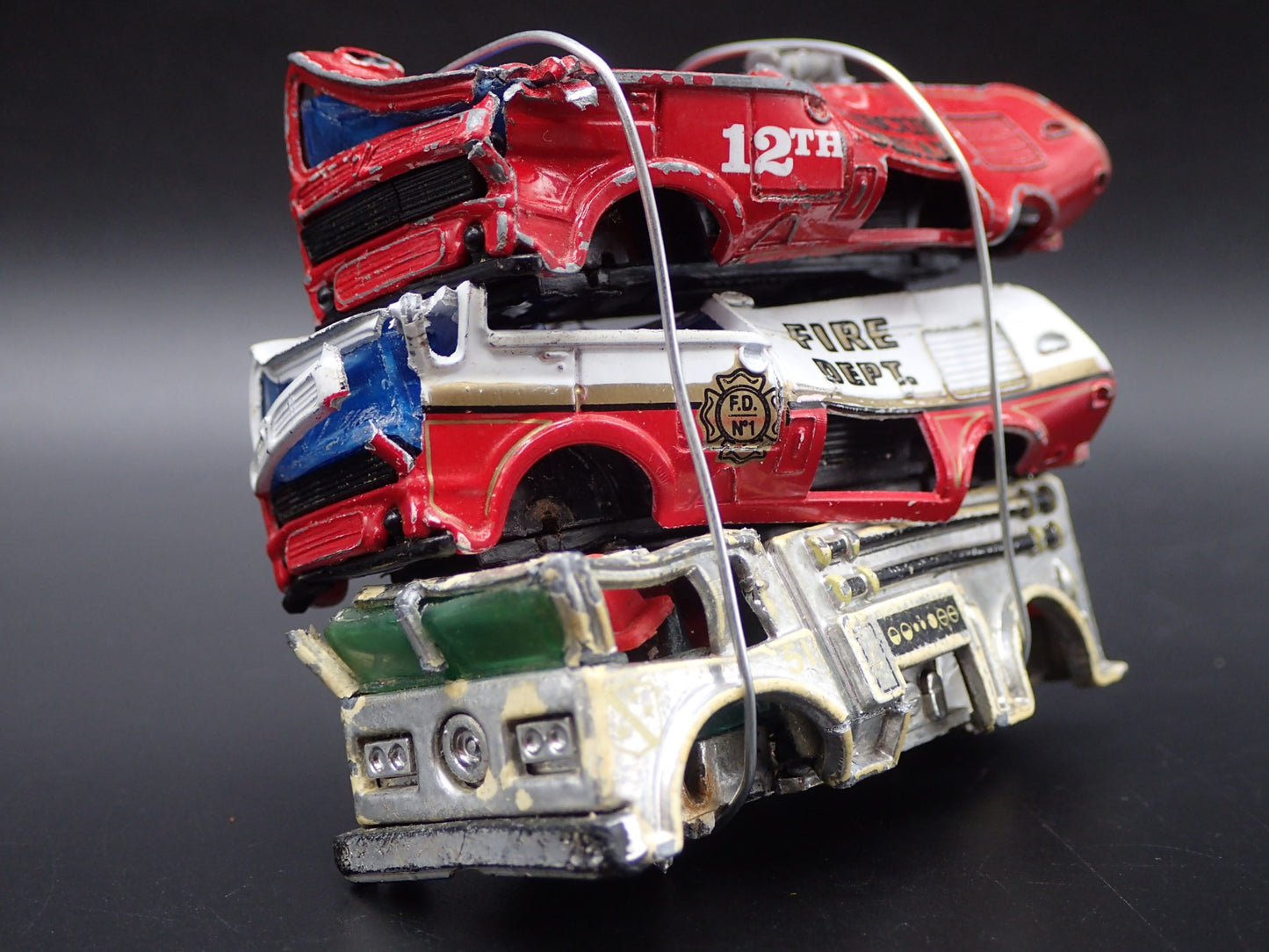 VINTAGE FIRETRUCK 3 CARS CRUSHED ON FLATBED TRAILER 1:64 SCALE DIECAST MODEL CAR