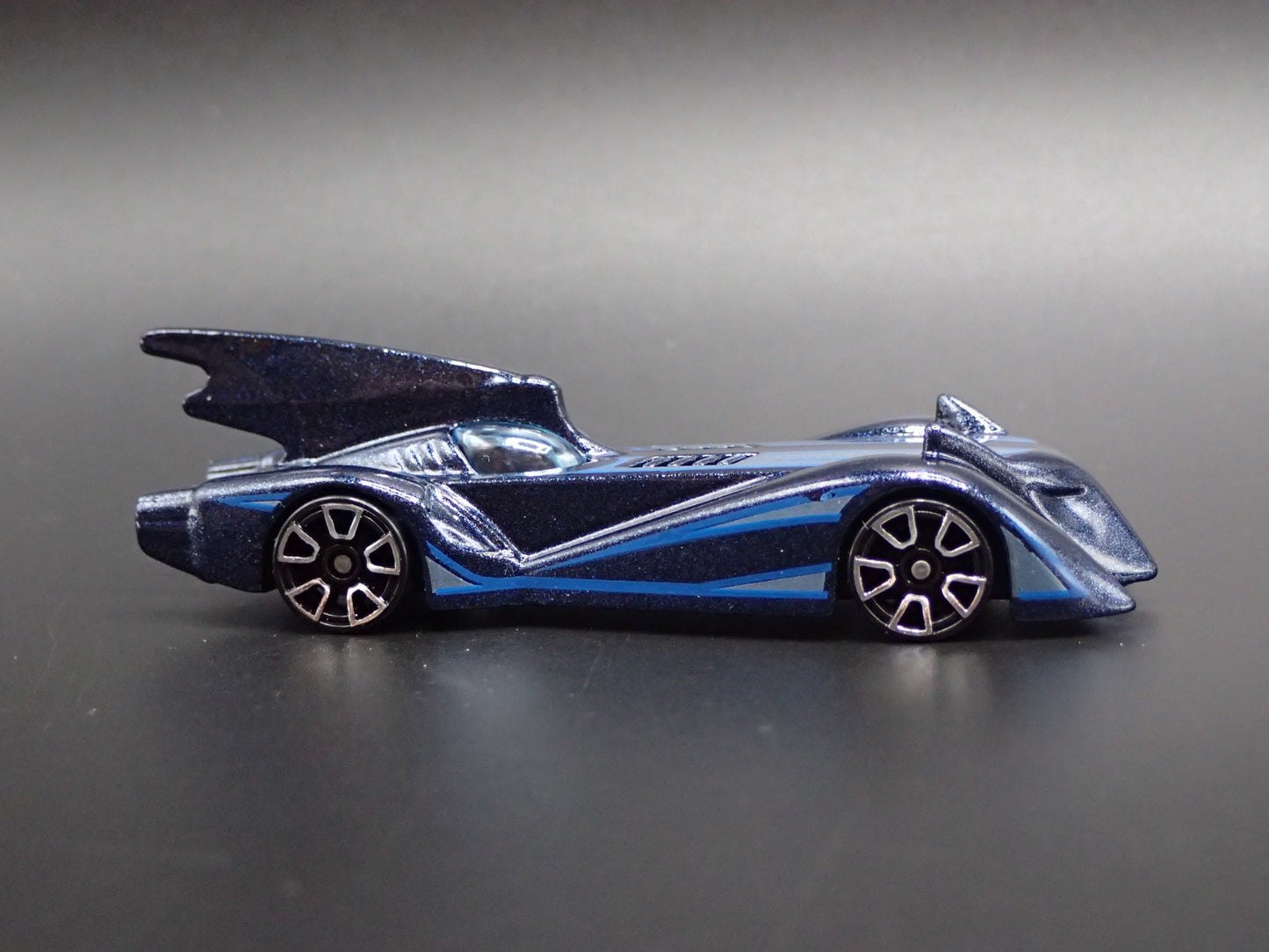 BATMAN THE BRAVE AND THE BOLD BATMOBILE 1:64 SCALE DIORAMA DIECAST MODEL CAR