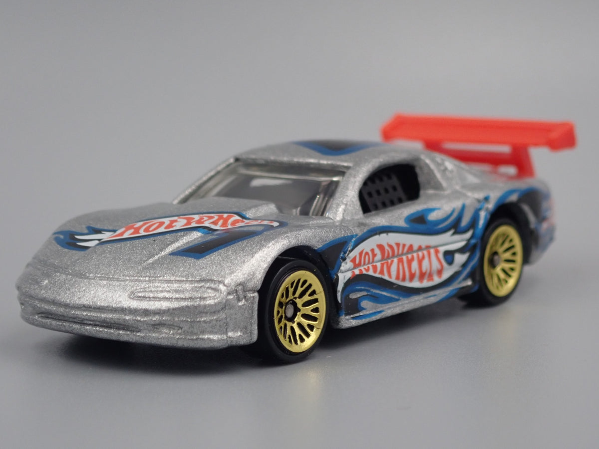 OLDSMOBILE AURORA GTS1 RACE CAR 1:64 SCALE COLLECTIBLE DIORAMA DIECAST MODEL CAR