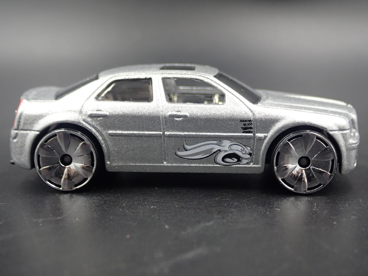2005 - 2010 CHRYSLER 300C HEMI 1:64 SCALE COLLECTIBLE DIORAMA DIECAST MODEL CAR