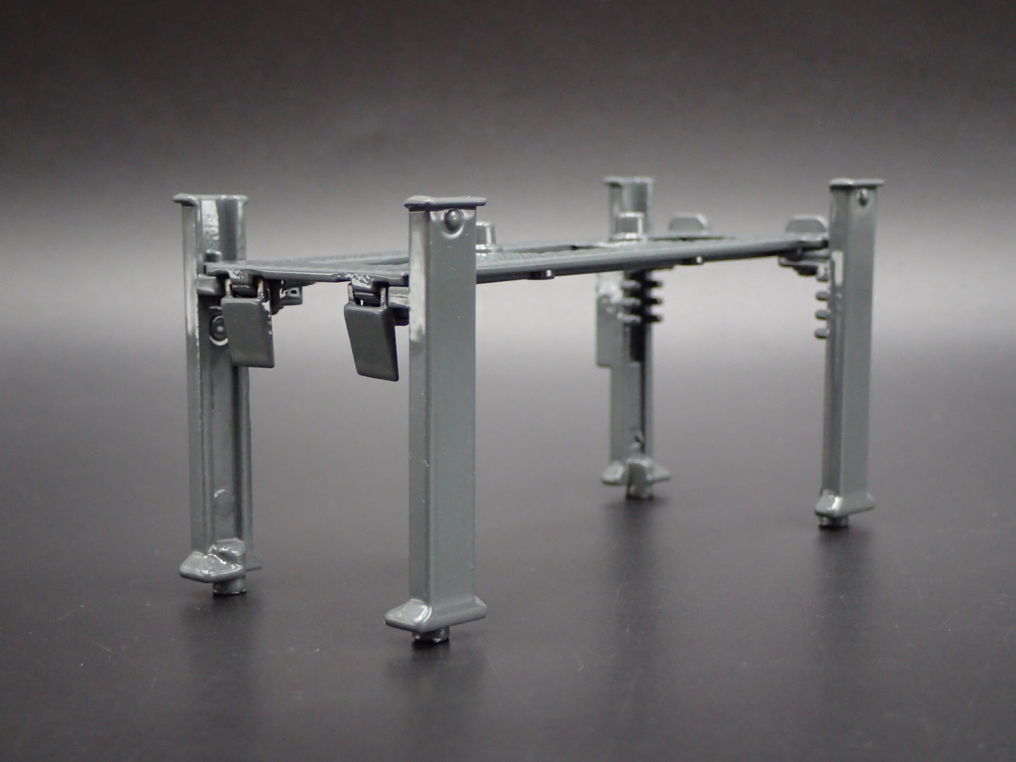 CHEVY 1:64 SCALE AUTO SHOP MECHANIC GARAGE 4 POST CAR LIFT DIORAMA MODEL DIECAST