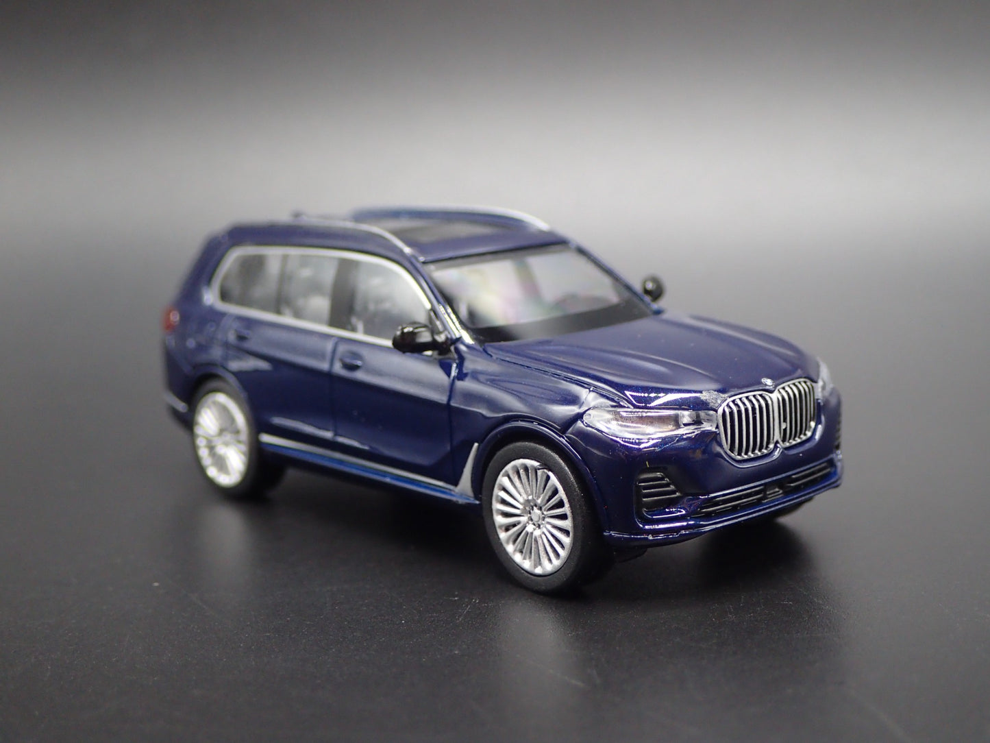2019-2025 BMW X7 LUXURY SUV 1:64 SCALE COLLECTIBLE DIORAMA DIECAST MODEL CAR