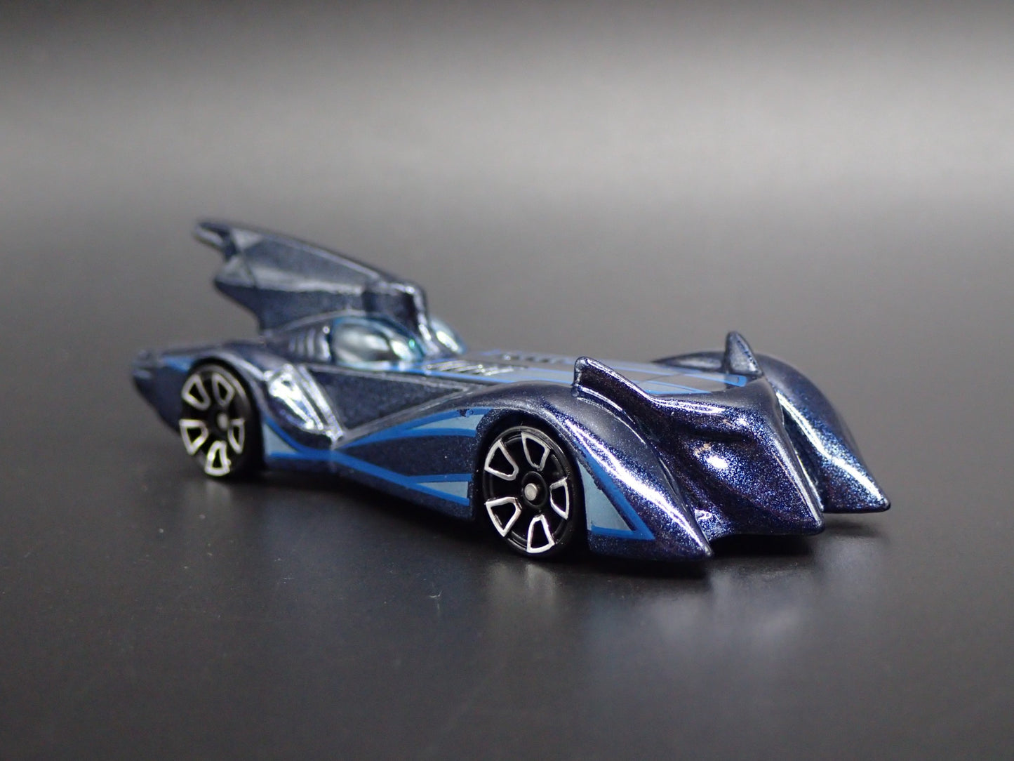 BATMAN THE BRAVE AND THE BOLD BATMOBILE 1:64 SCALE DIORAMA DIECAST MODEL CAR