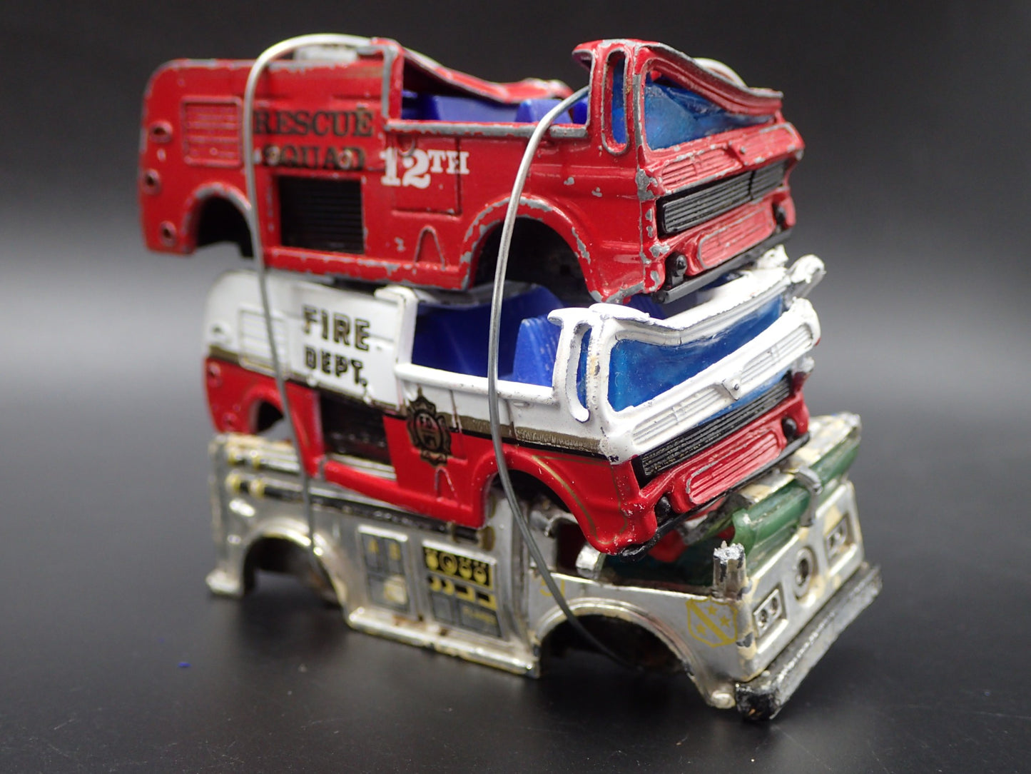 VINTAGE FIRETRUCK 3 CARS CRUSHED ON FLATBED TRAILER 1:64 SCALE DIECAST MODEL CAR