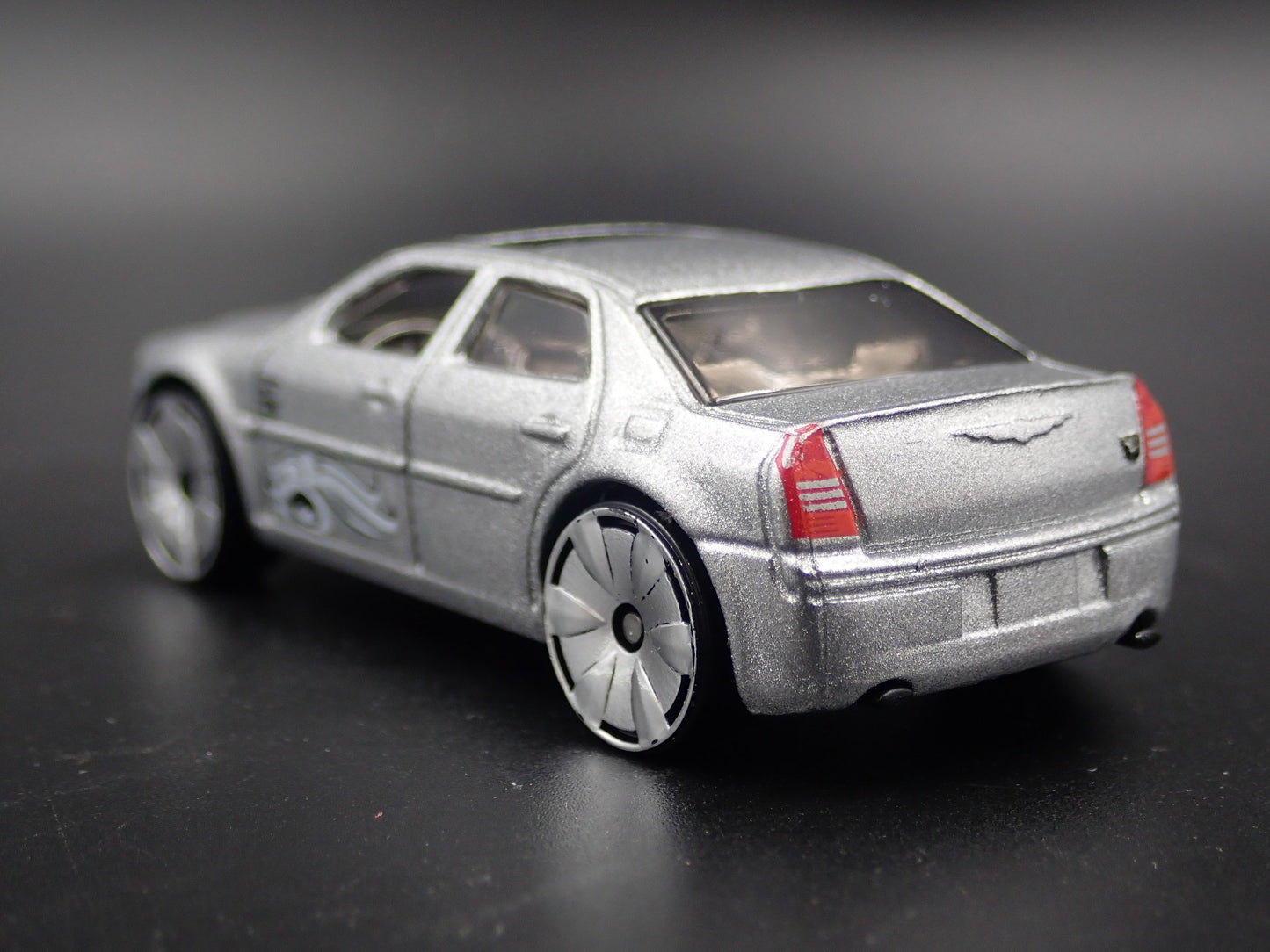 2005 - 2010 CHRYSLER 300C HEMI 1:64 SCALE COLLECTIBLE DIORAMA DIECAST MODEL CAR