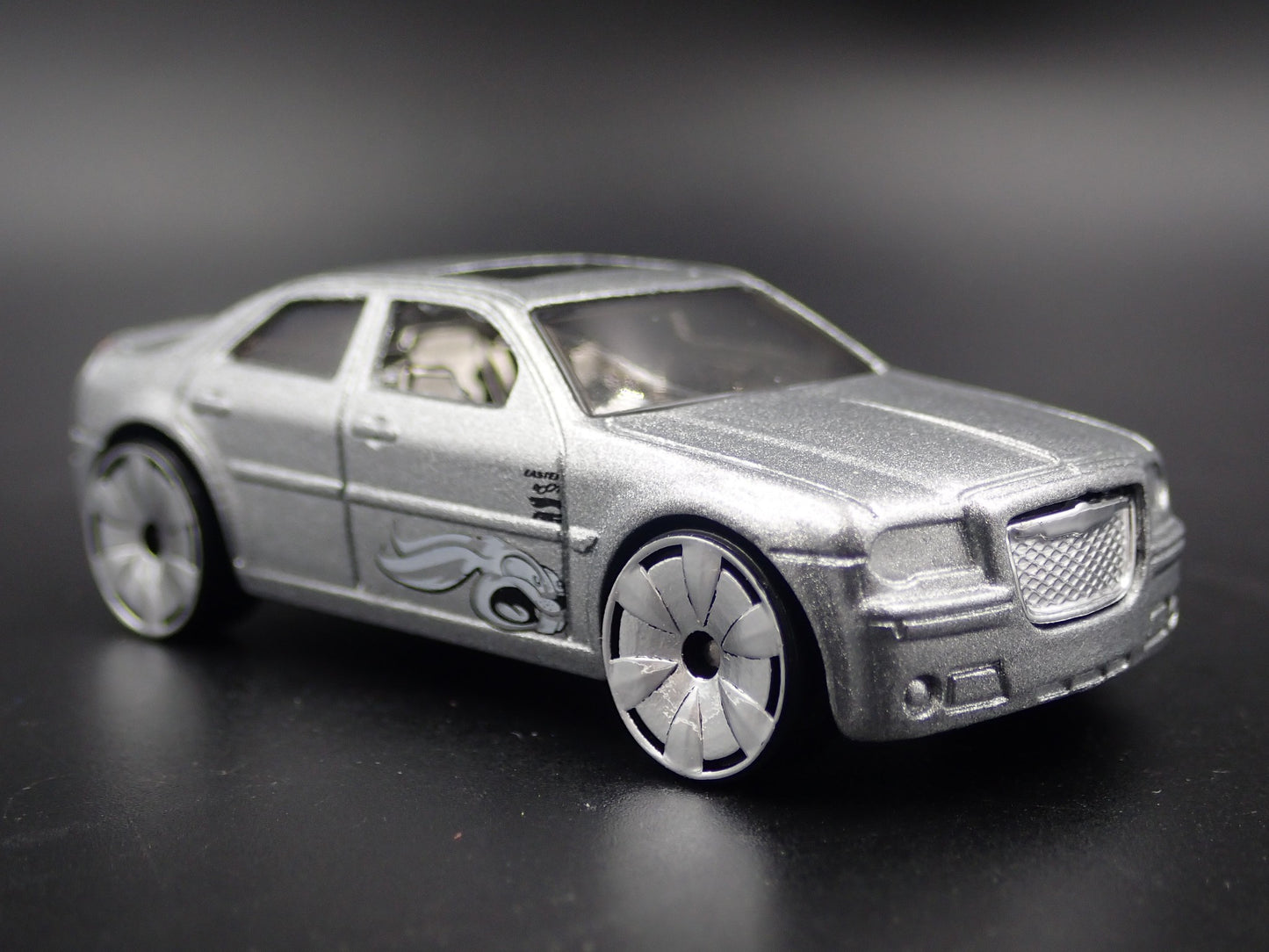 2005 - 2010 CHRYSLER 300C HEMI 1:64 SCALE COLLECTIBLE DIORAMA DIECAST MODEL CAR