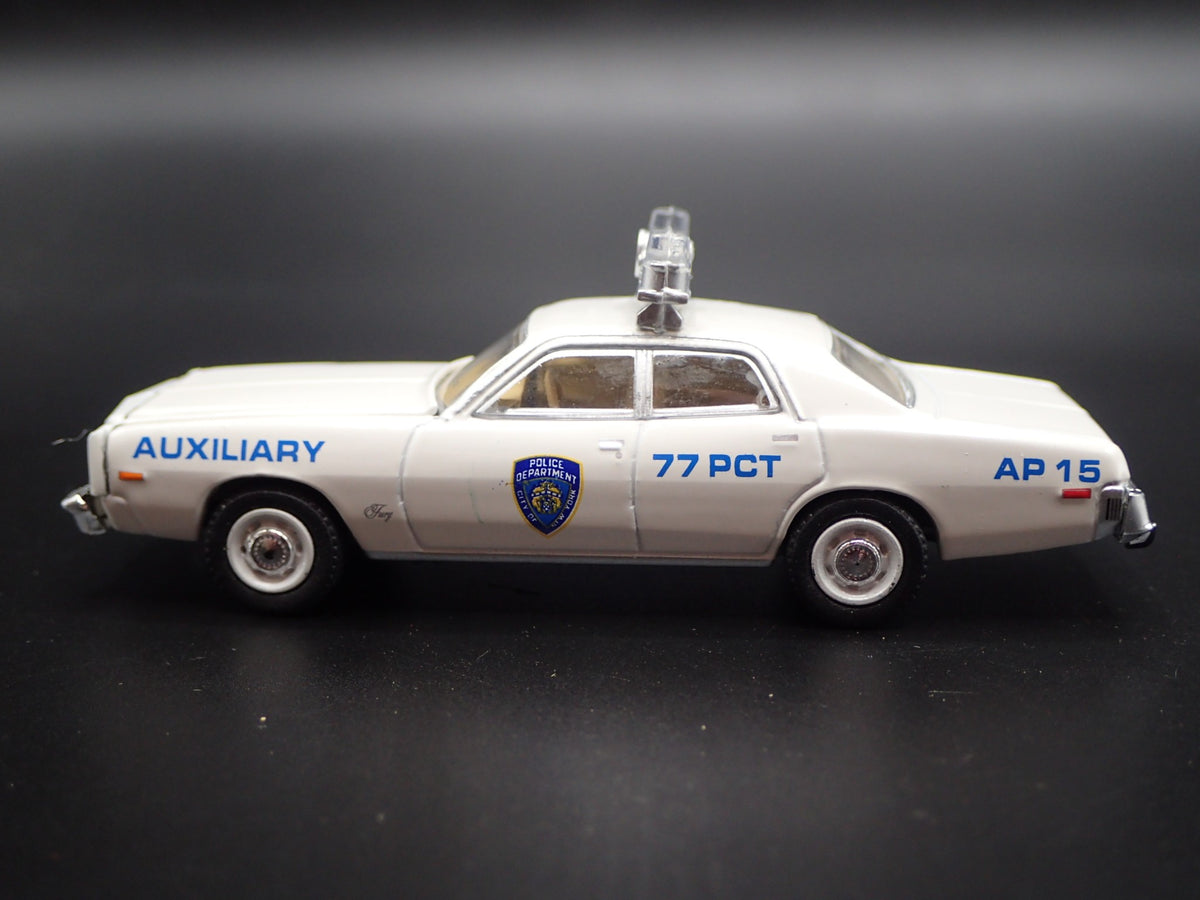 1977 77 PLYMOUTH FURY NEW YORK POLICE NYPD 1:64 SCALE DIORAMA DIECAST MODEL CAR-Burning Rubber Toy Company
