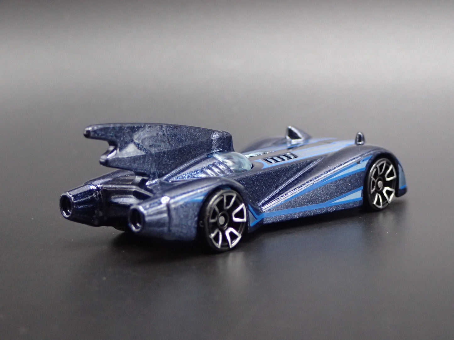 BATMAN THE BRAVE AND THE BOLD BATMOBILE 1:64 SCALE DIORAMA DIECAST MODEL CAR