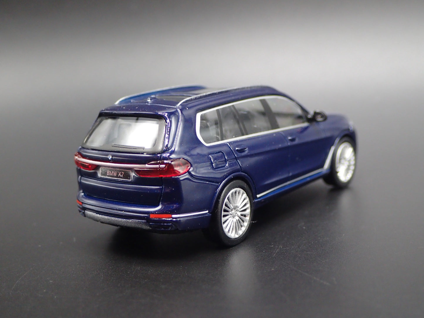 2019-2025 BMW X7 LUXURY SUV 1:64 SCALE COLLECTIBLE DIORAMA DIECAST MODEL CAR