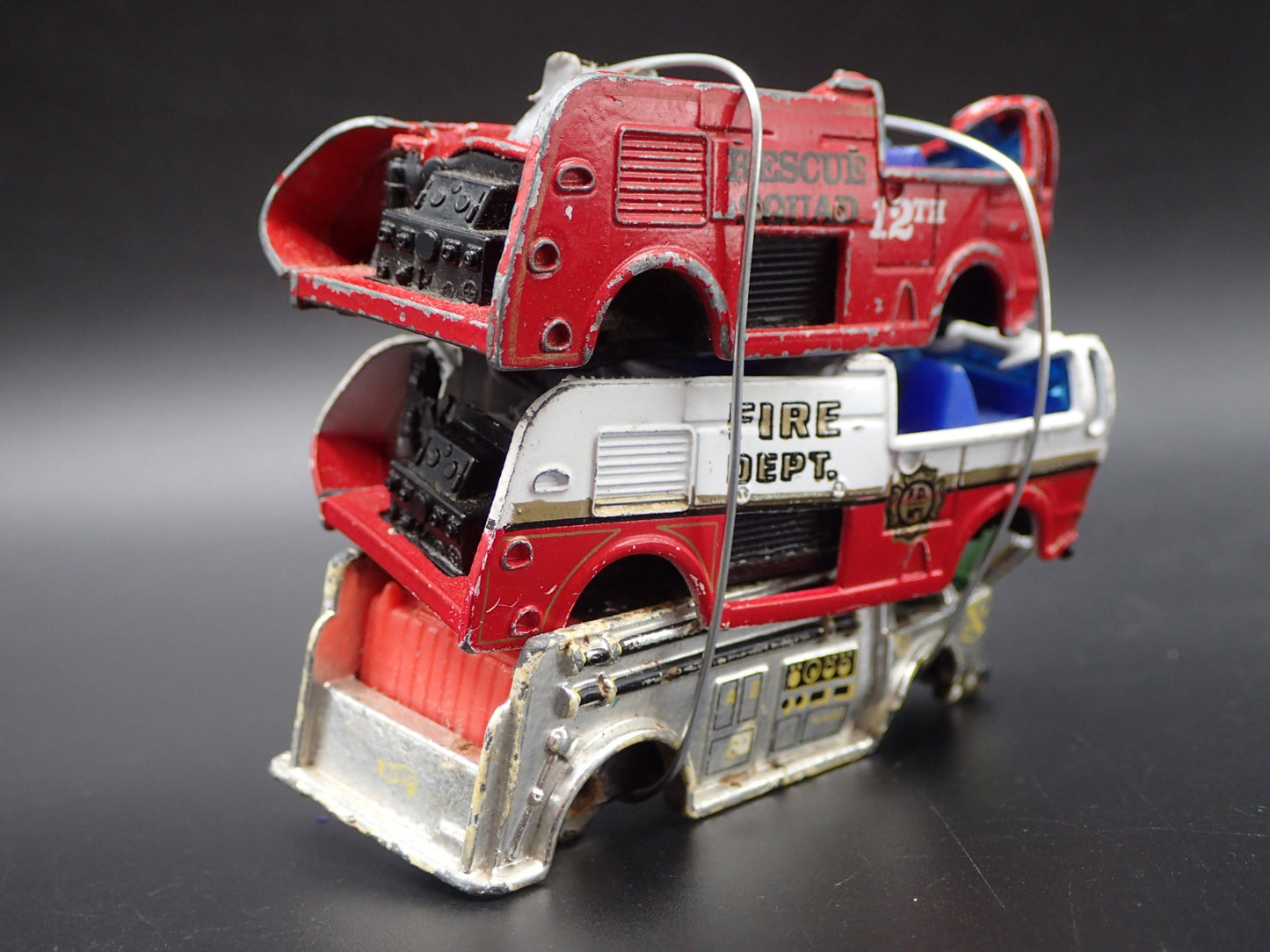 VINTAGE FIRETRUCK 3 CARS CRUSHED ON FLATBED TRAILER 1:64 SCALE DIECAST MODEL CAR