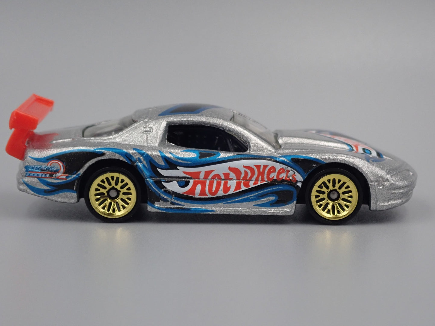 OLDSMOBILE AURORA GTS1 RACE CAR 1:64 SCALE COLLECTIBLE DIORAMA DIECAST MODEL CAR