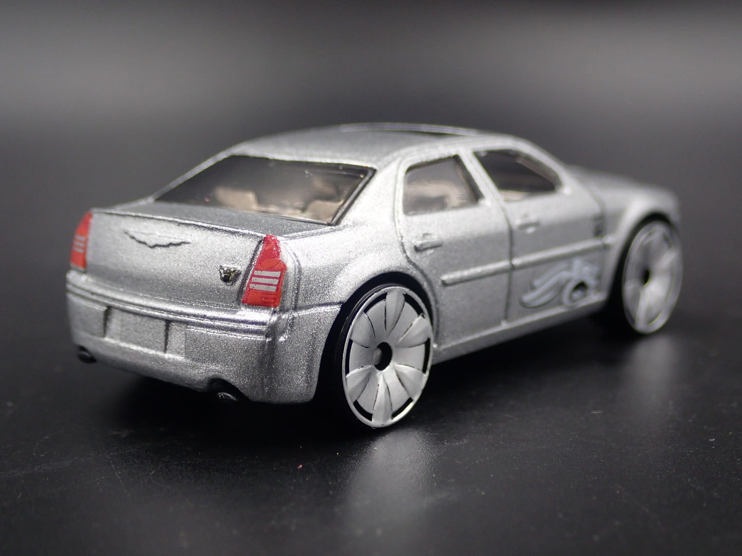 2005 - 2010 CHRYSLER 300C HEMI 1:64 SCALE COLLECTIBLE DIORAMA DIECAST MODEL CAR