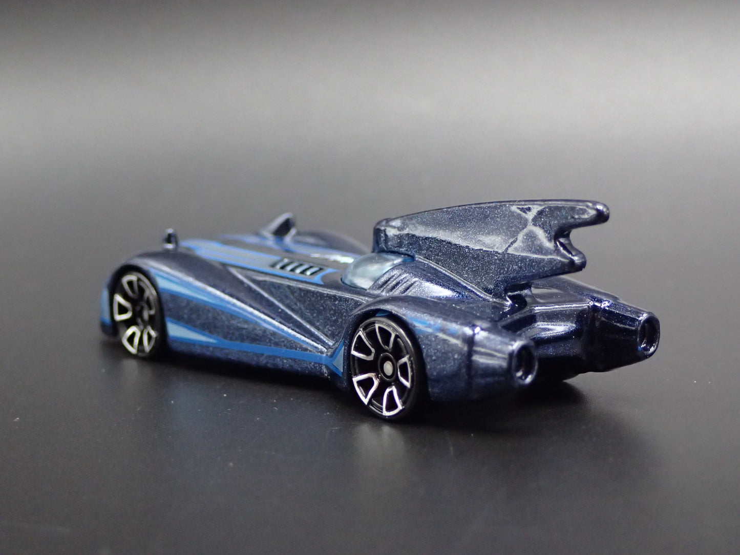 BATMAN THE BRAVE AND THE BOLD BATMOBILE 1:64 SCALE DIORAMA DIECAST MODEL CAR