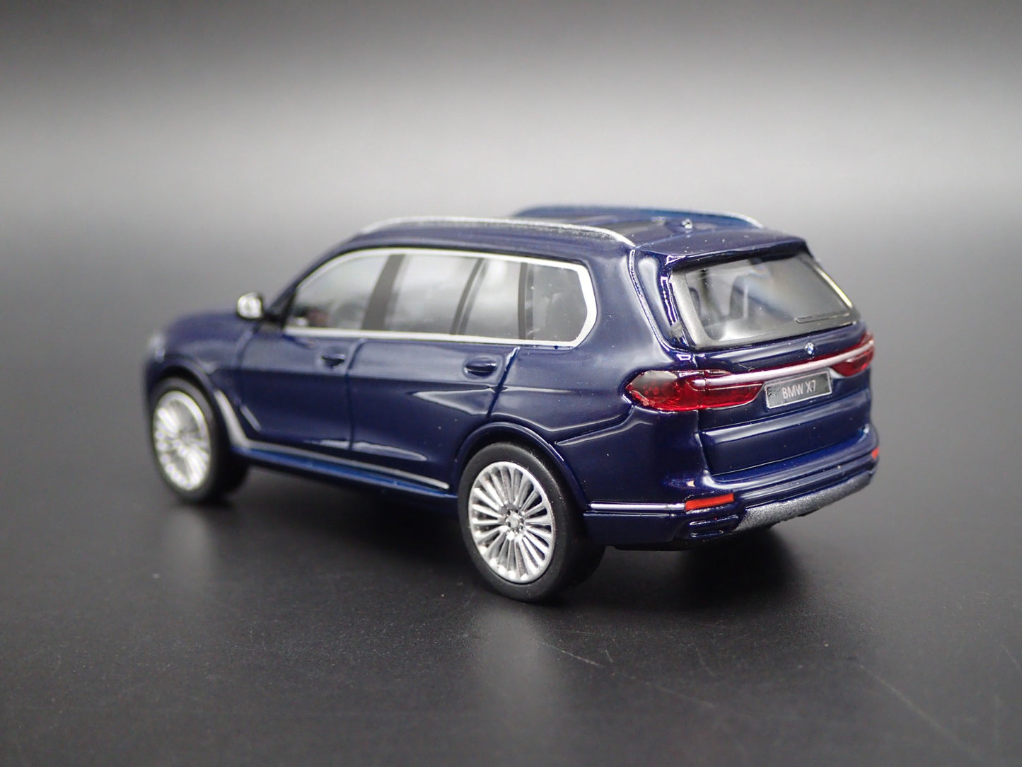 2019-2025 BMW X7 LUXURY SUV 1:64 SCALE COLLECTIBLE DIORAMA DIECAST MODEL CAR
