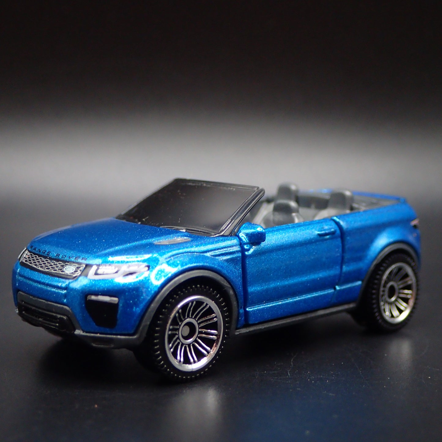 2017-2018 RANGE ROVER EVOQUE CONVERIBLE 1:64 SCALE DIORAMA DIECAST MODEL CAR