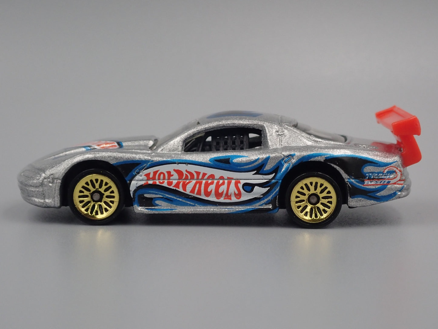 OLDSMOBILE AURORA GTS1 RACE CAR 1:64 SCALE COLLECTIBLE DIORAMA DIECAST MODEL CAR