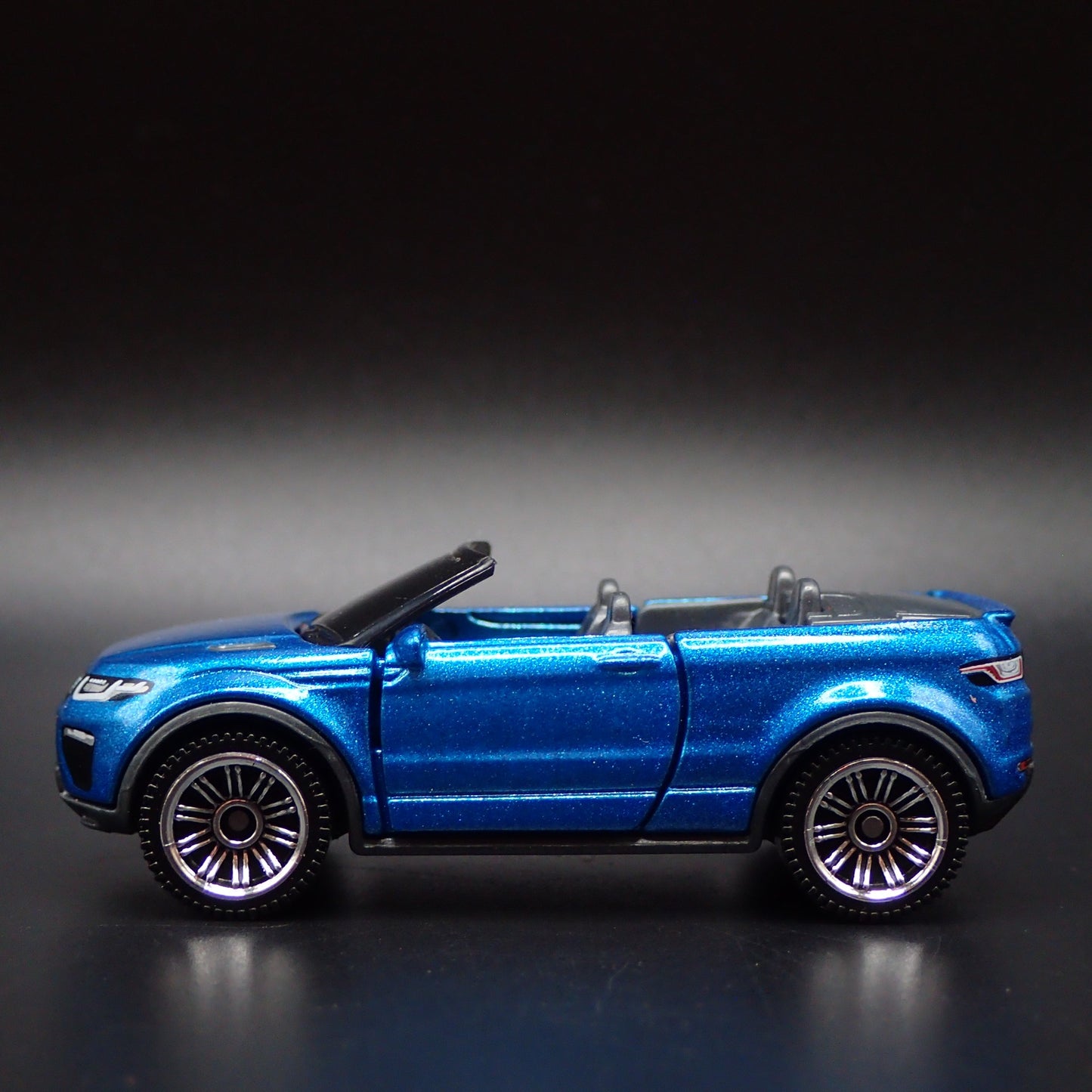 2017-2018 RANGE ROVER EVOQUE CONVERIBLE 1:64 SCALE DIORAMA DIECAST MODEL CAR