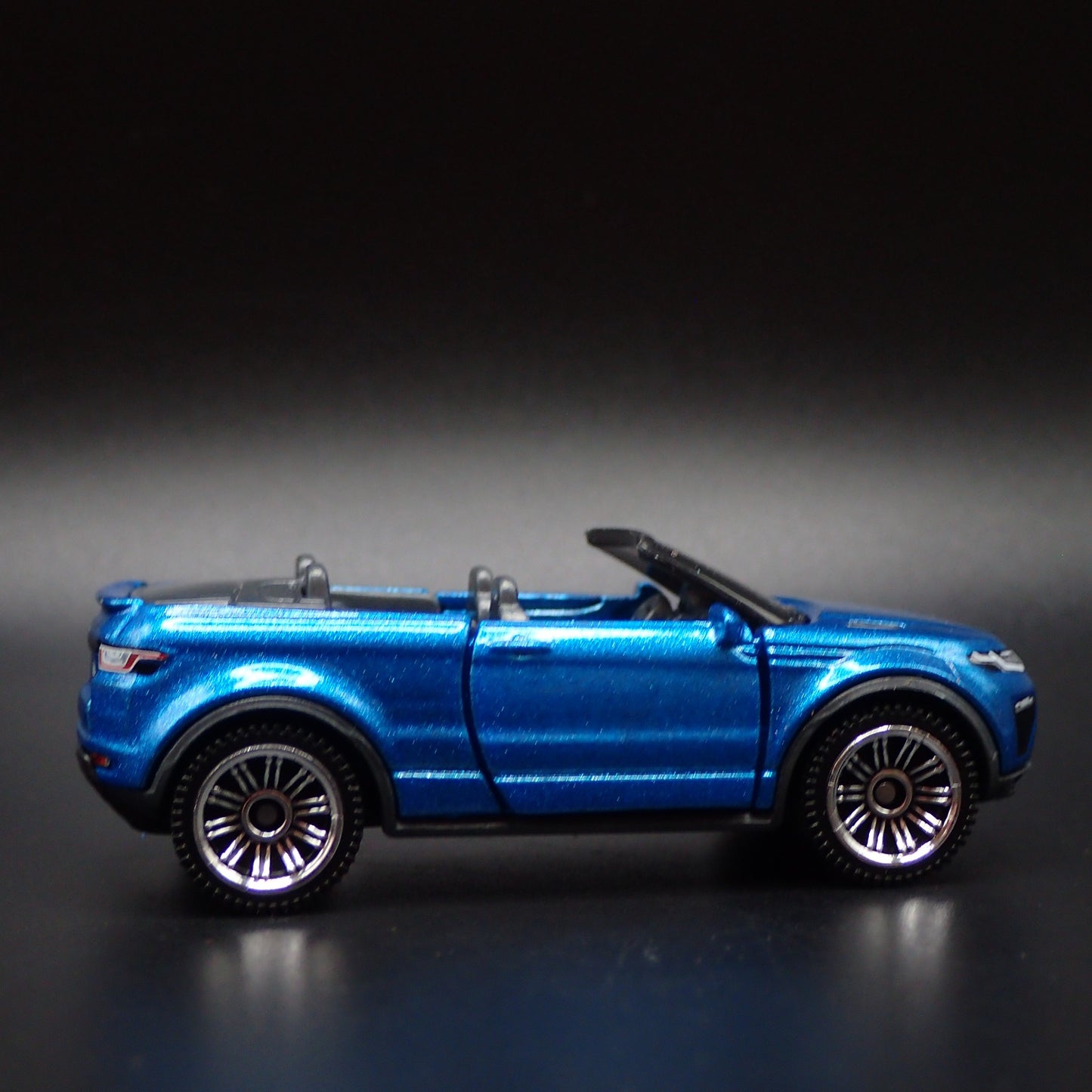 2017-2018 RANGE ROVER EVOQUE CONVERIBLE 1:64 SCALE DIORAMA DIECAST MODEL CAR
