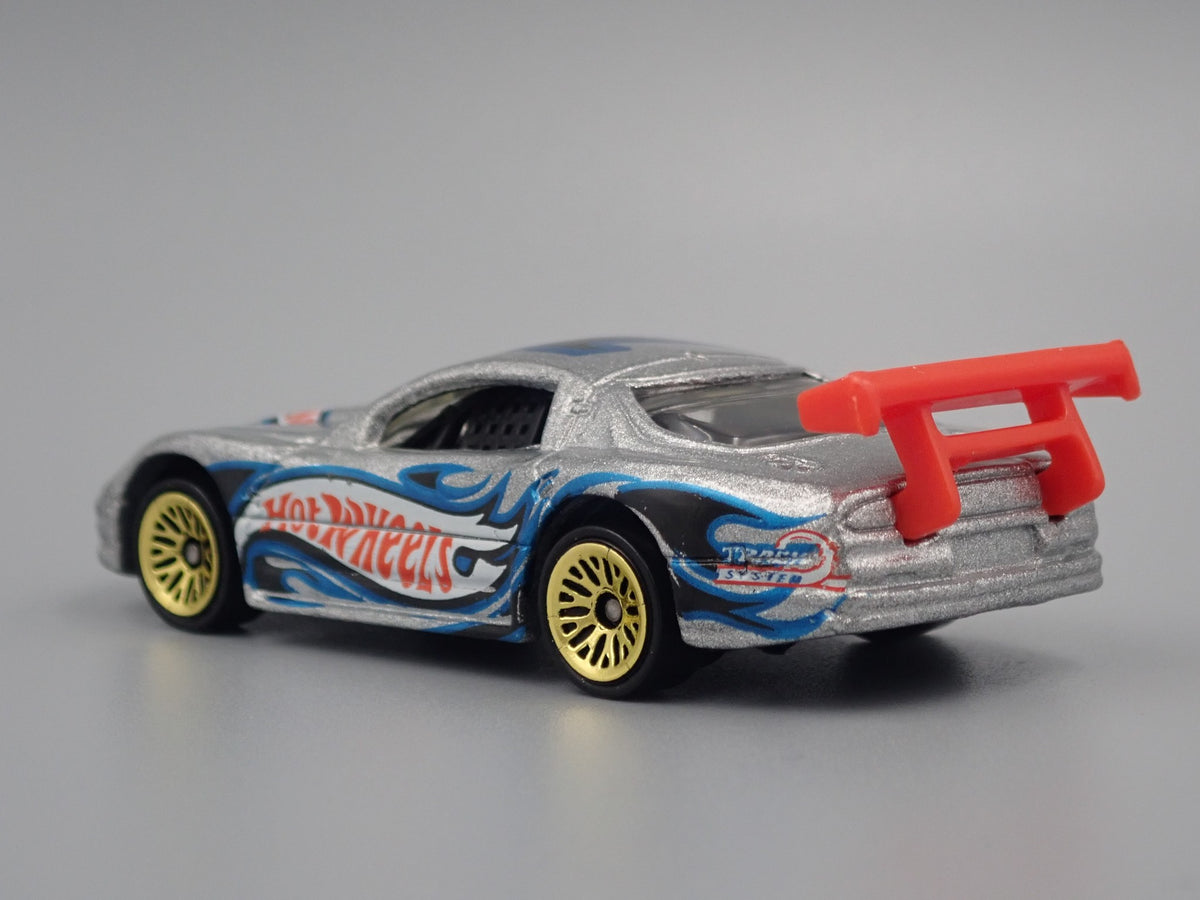 OLDSMOBILE AURORA GTS1 RACE CAR 1:64 SCALE COLLECTIBLE DIORAMA DIECAST MODEL CAR