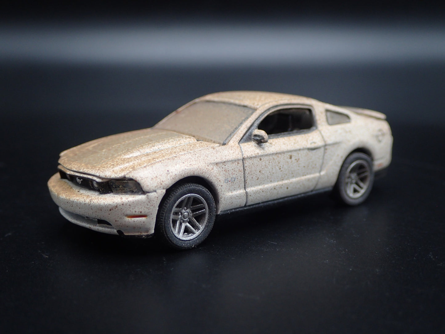 2010 10 FORD MUSTANG GT 5.0 OFF ROAD MUDDY 1/64 SCALE DIORAMA DIECAST MODEL CAR