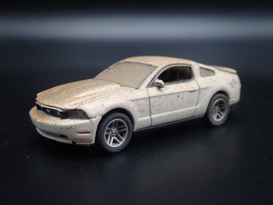 2010 10 FORD MUSTANG GT 5.0 OFF ROAD MUDDY 1/64 SCALE DIORAMA DIECAST MODEL CAR