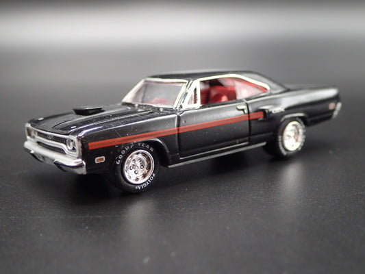1970 70 PLYMOUTH GTX BLACK 1/64 SCALE COLLECTIBLE DIORAMA DIECAST MODEL CAR