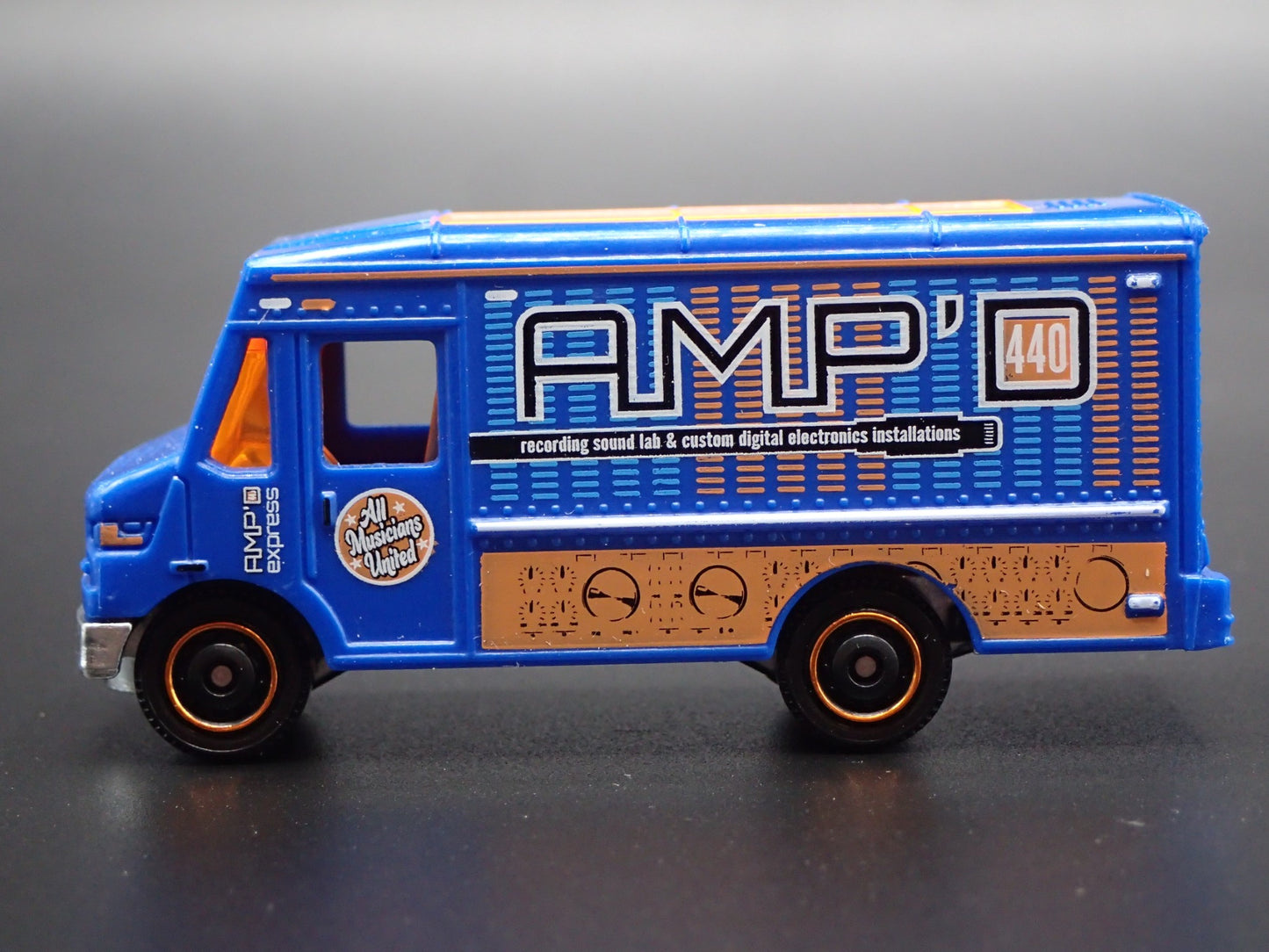 STEP VAN BOX AMP INSTALLATION DELIVERY 1:64 MB SCALE DIORAMA DIECAST MODEL CAR