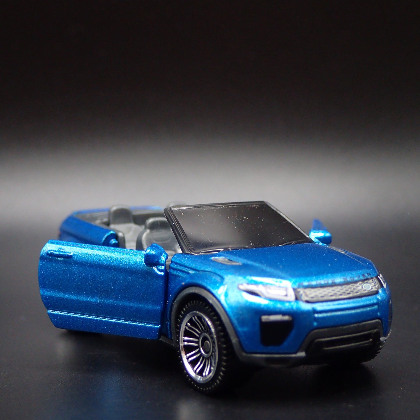 2017-2018 RANGE ROVER EVOQUE CONVERIBLE 1:64 SCALE DIORAMA DIECAST MODEL CAR