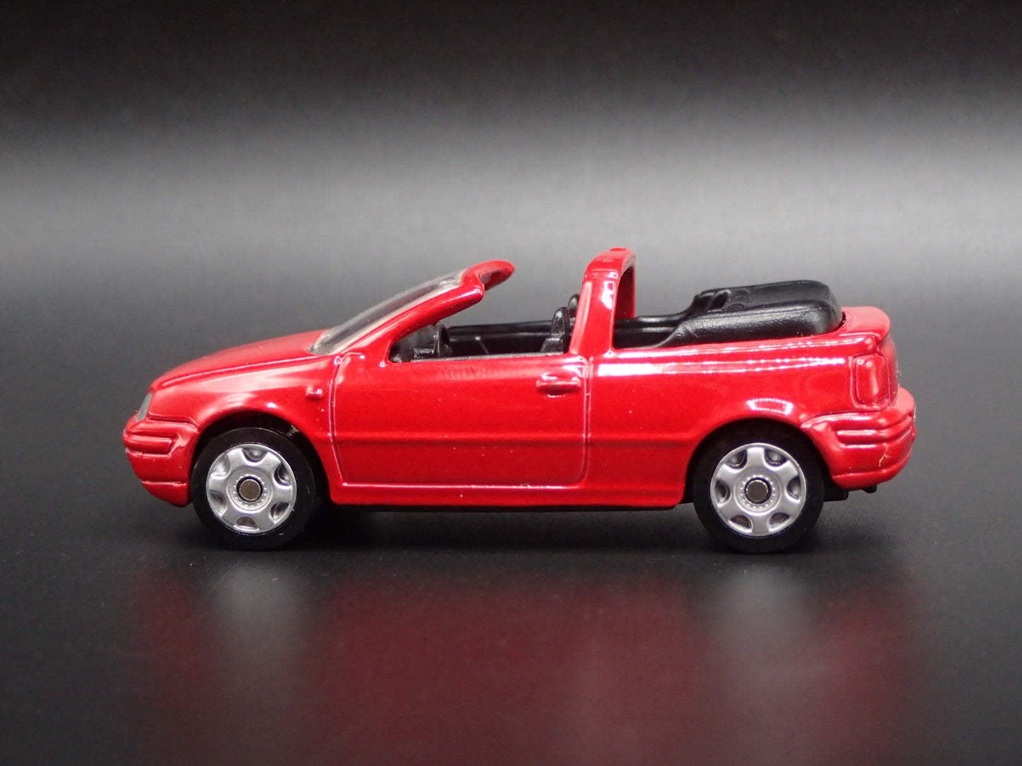 VW VOLKSWAGEN GOLF GTI CABRIO CONVERTIBLE 1:64 SCALE DIORAMA DIECAST MODEL CAR
