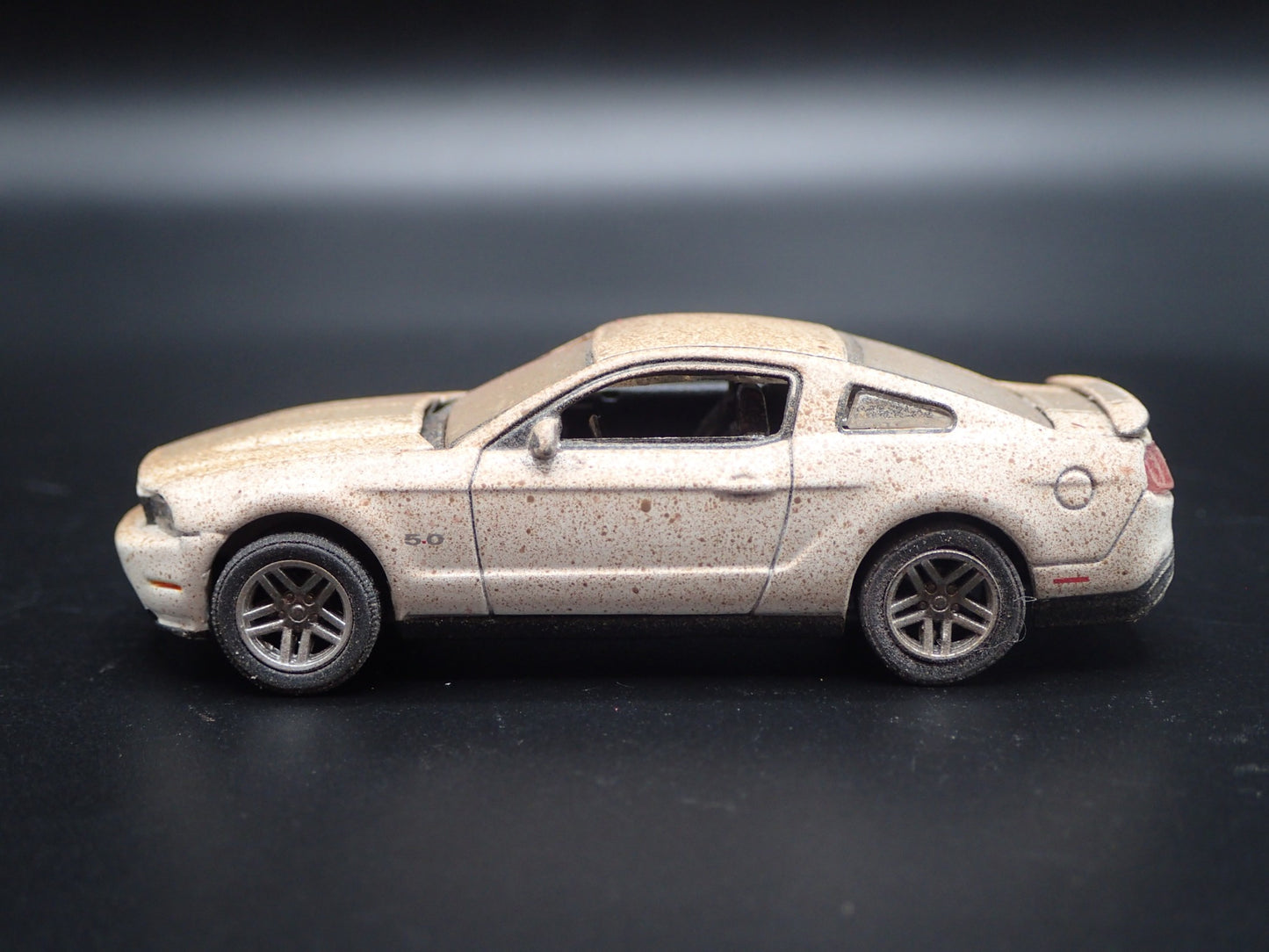 2010 10 FORD MUSTANG GT 5.0 OFF ROAD MUDDY 1/64 SCALE DIORAMA DIECAST MODEL CAR